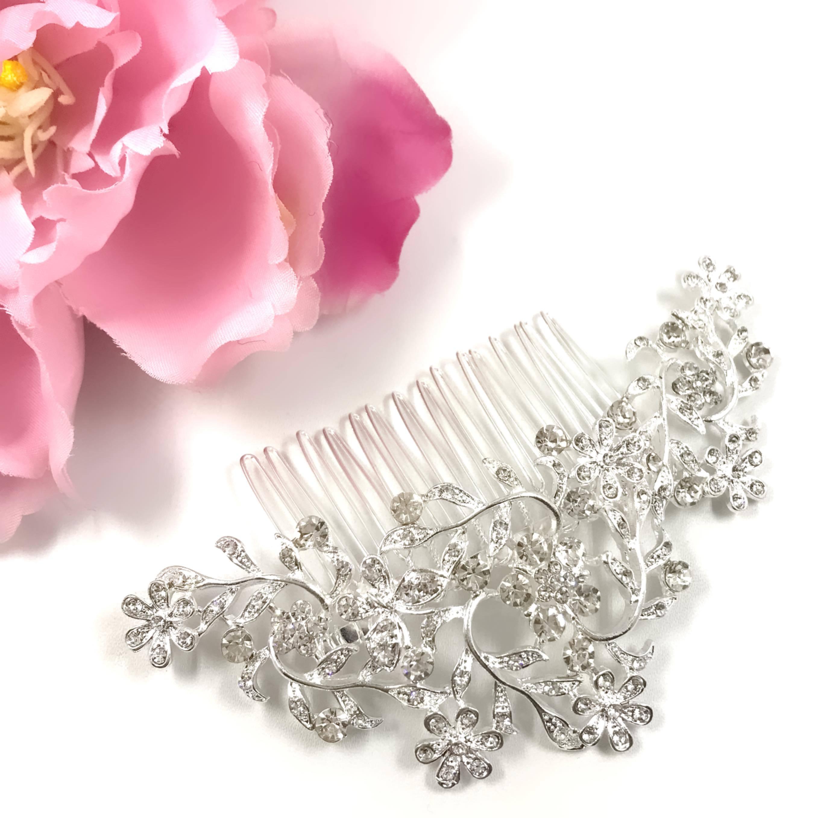 Hopeansävyinen kukkahiuskampa juhlakampaukseen.