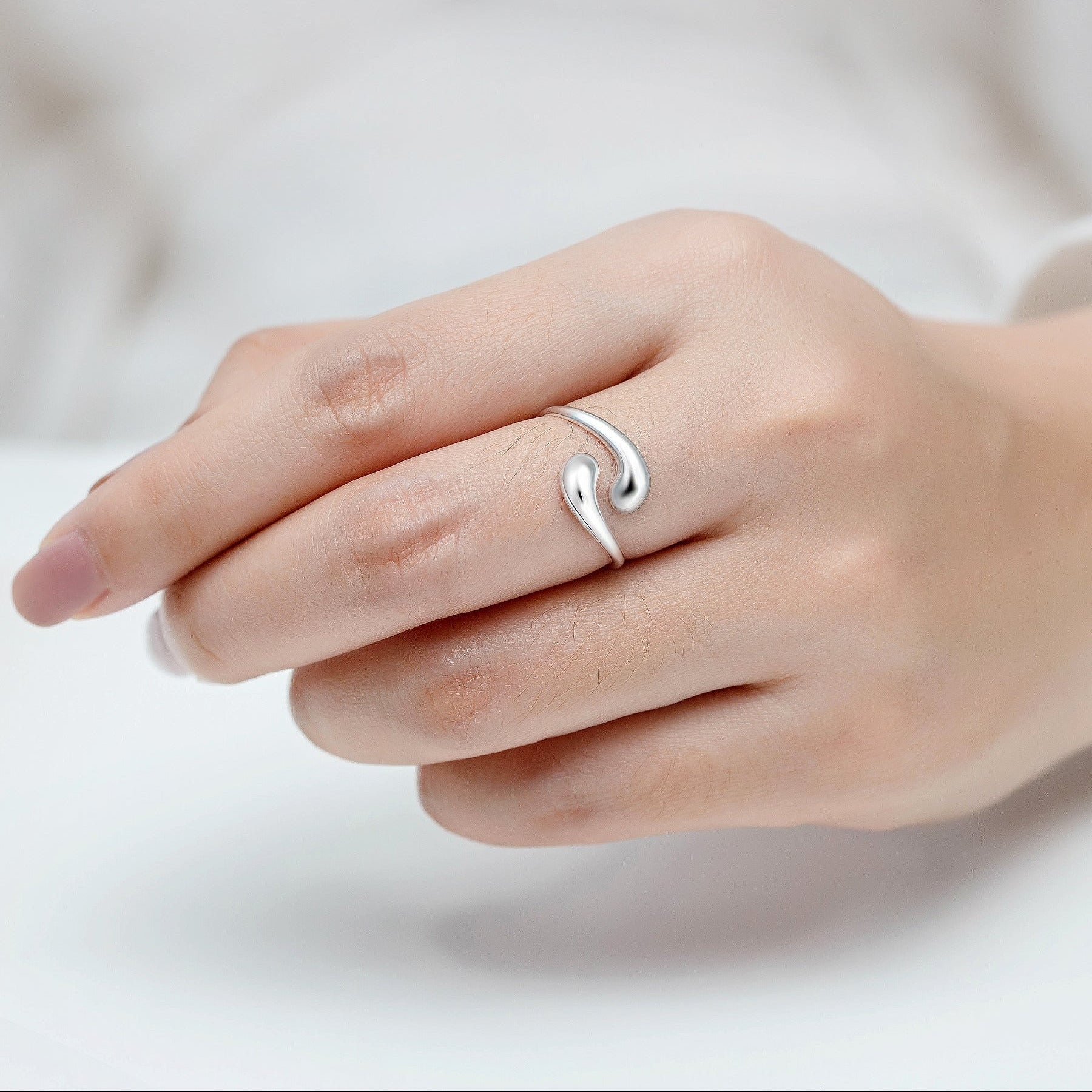 Minimalistinen aaltoileva 925 hopeasormus.