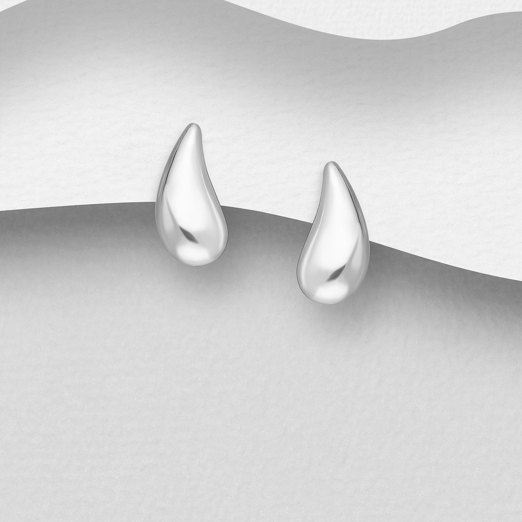 Hopeiset Belina-pisarakorvakorut, minimalistinen ja elegantti design.