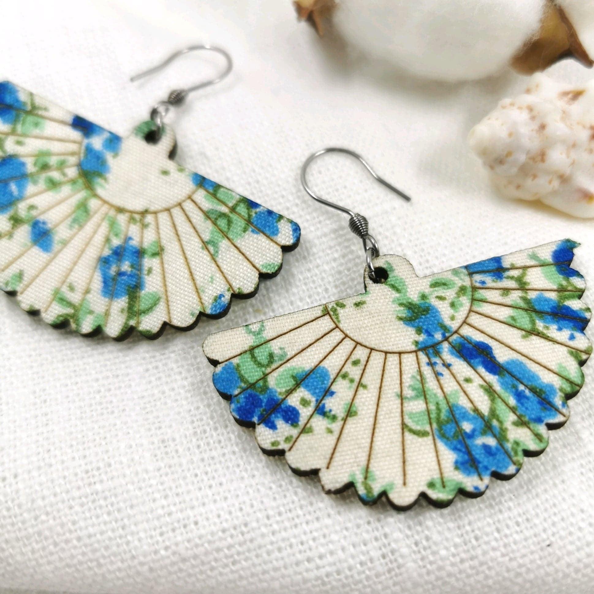 Puiset korvakorut, Fan Shaped Earrings with Blue Roses