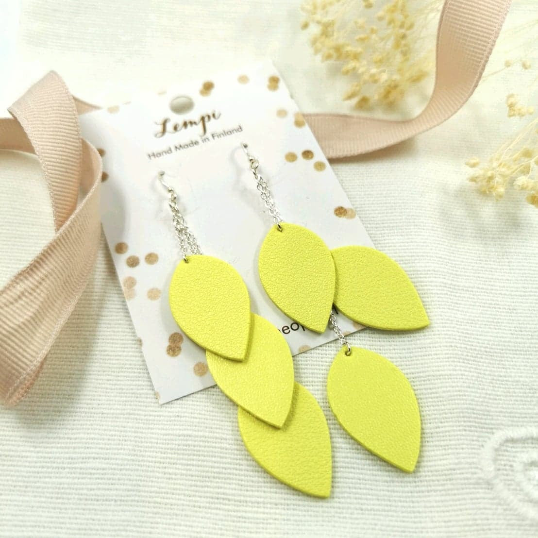 LEMPI-korvakorut, Lehdet (vaalea sitruunankeltainen, siro 3-os)