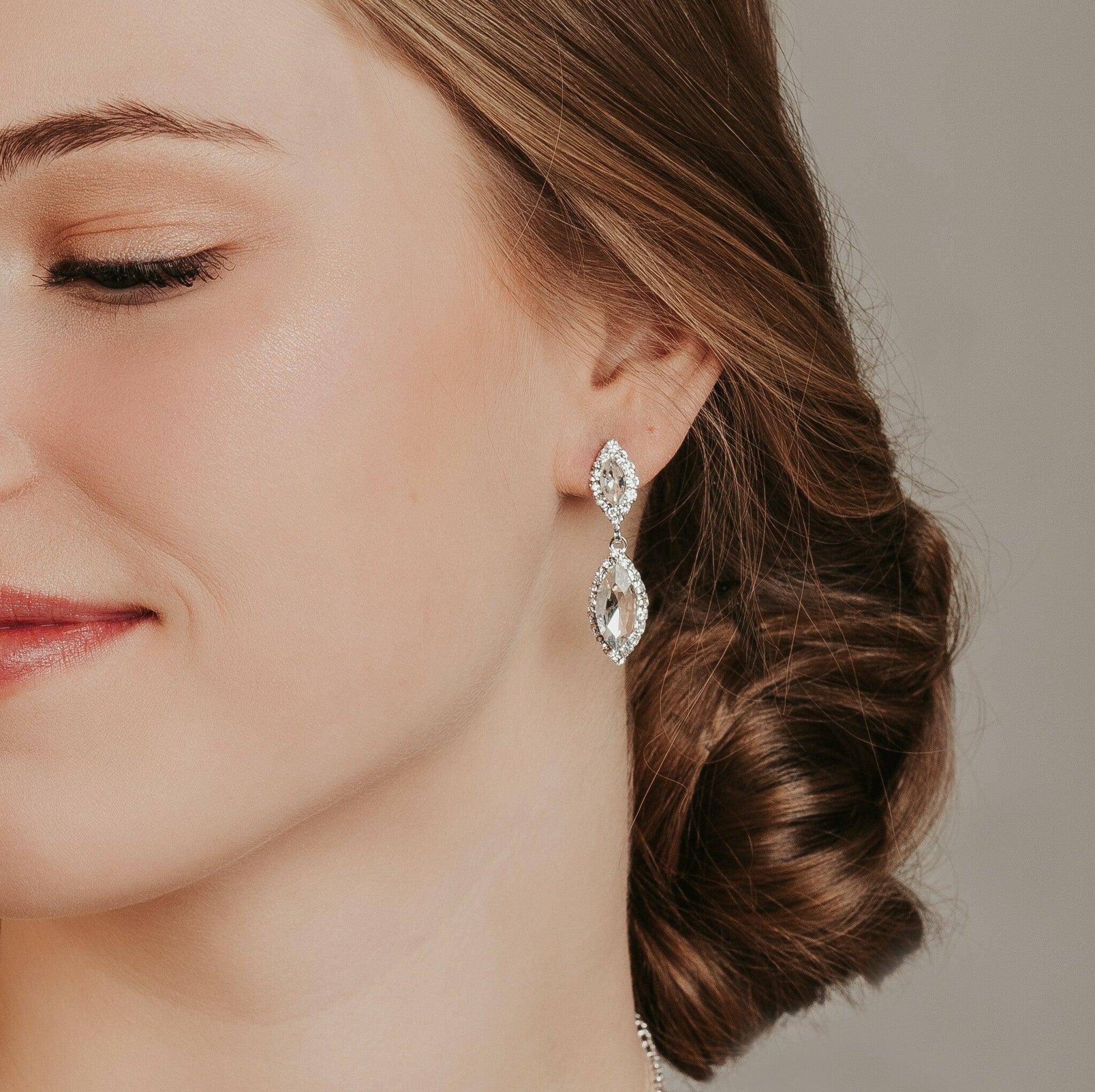 Strassikorvakorut, ROMANCE|Annabella Earrings (myös kullanvärisenä)