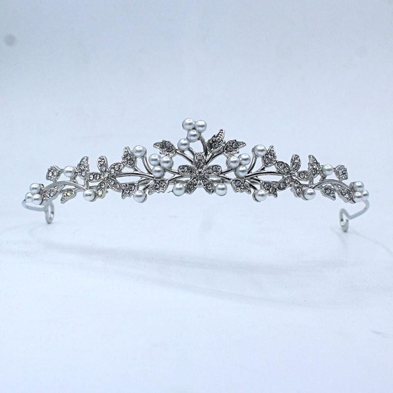 ROMANCE | Bianca -hopeanvärinen siro tiara helmillä