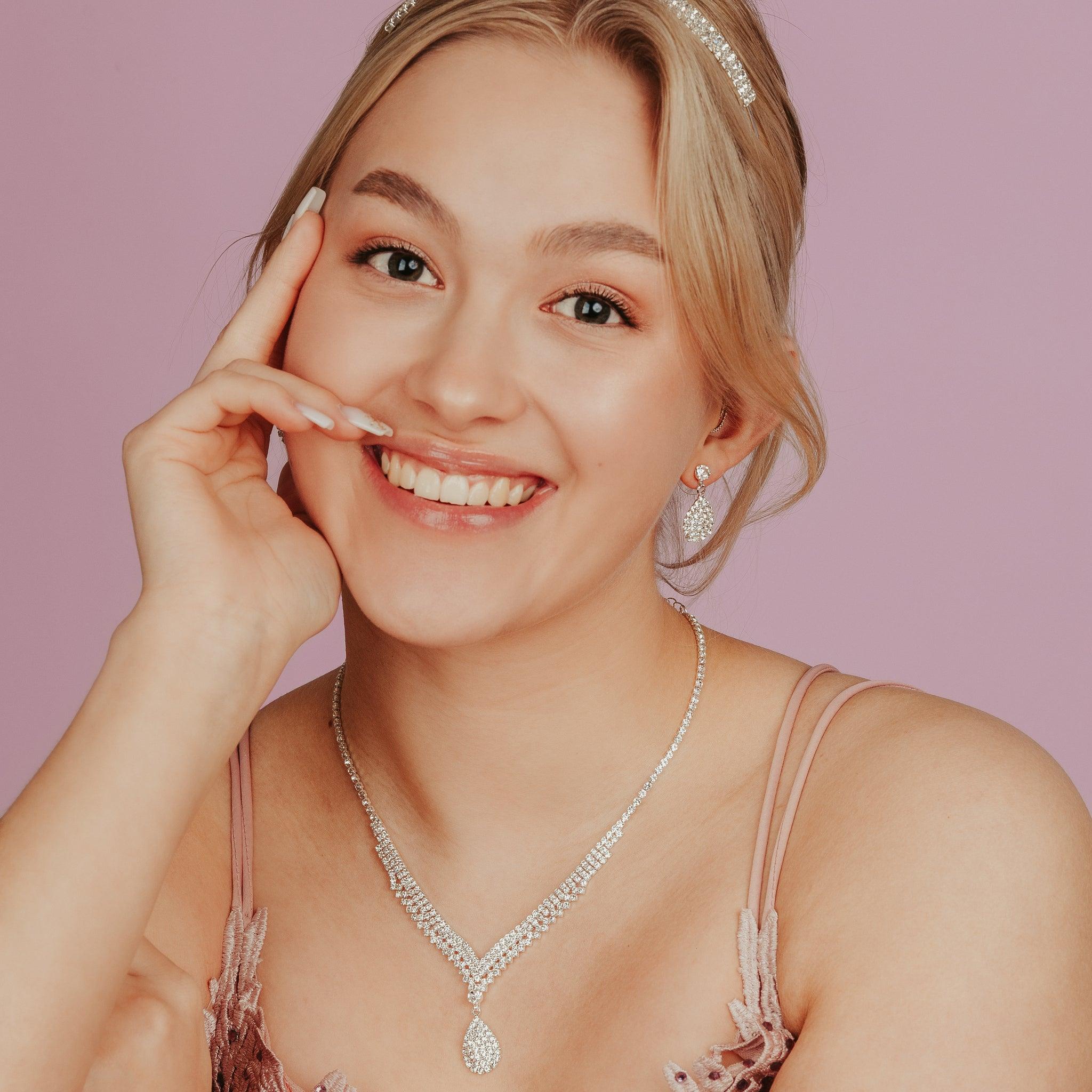 ROMANCE Christine strassikorusetti – hopeanvärinen kaulakoru ja korvakorut kirkkailla kivillä.