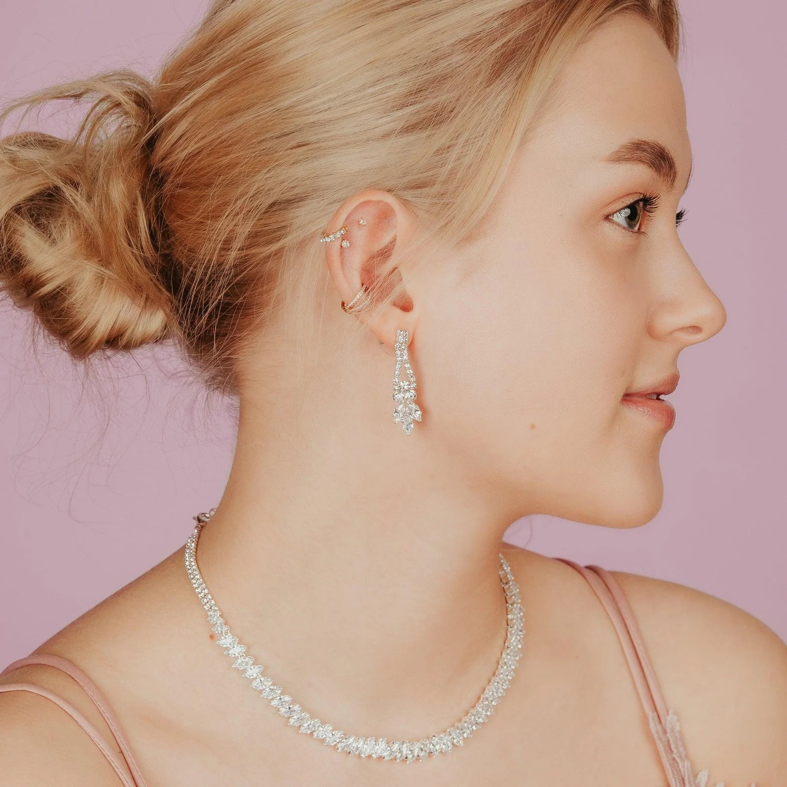 Grace kaulakoru strasseilla ja cubic zirconia -kivillä – säihkyvä juhlakoru kaulalla.