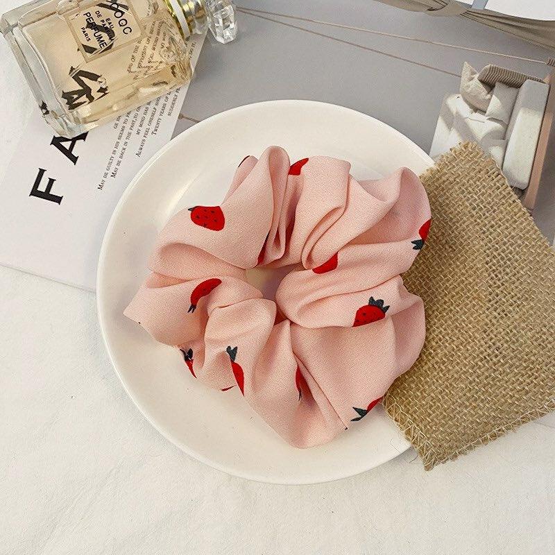 Scrunchie|SUGAR SUGAR, Strawberry -pinkki mansikka hiusdonitsi