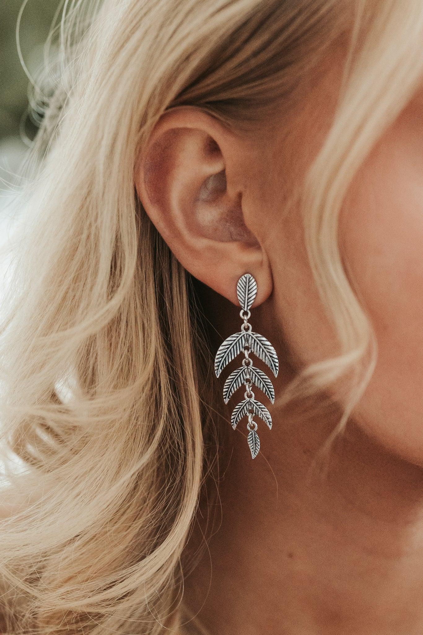 FRENCH RIVIERA|Feather -boheemit antiikkihopea sulkakorvakorut