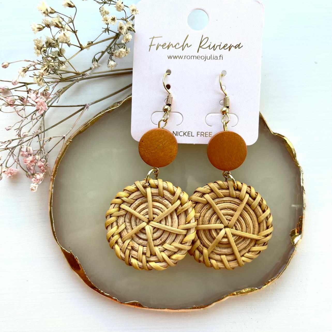 FRENCH RIVIERA|Olive -vaaleanruskeat rottinkikorvakorut