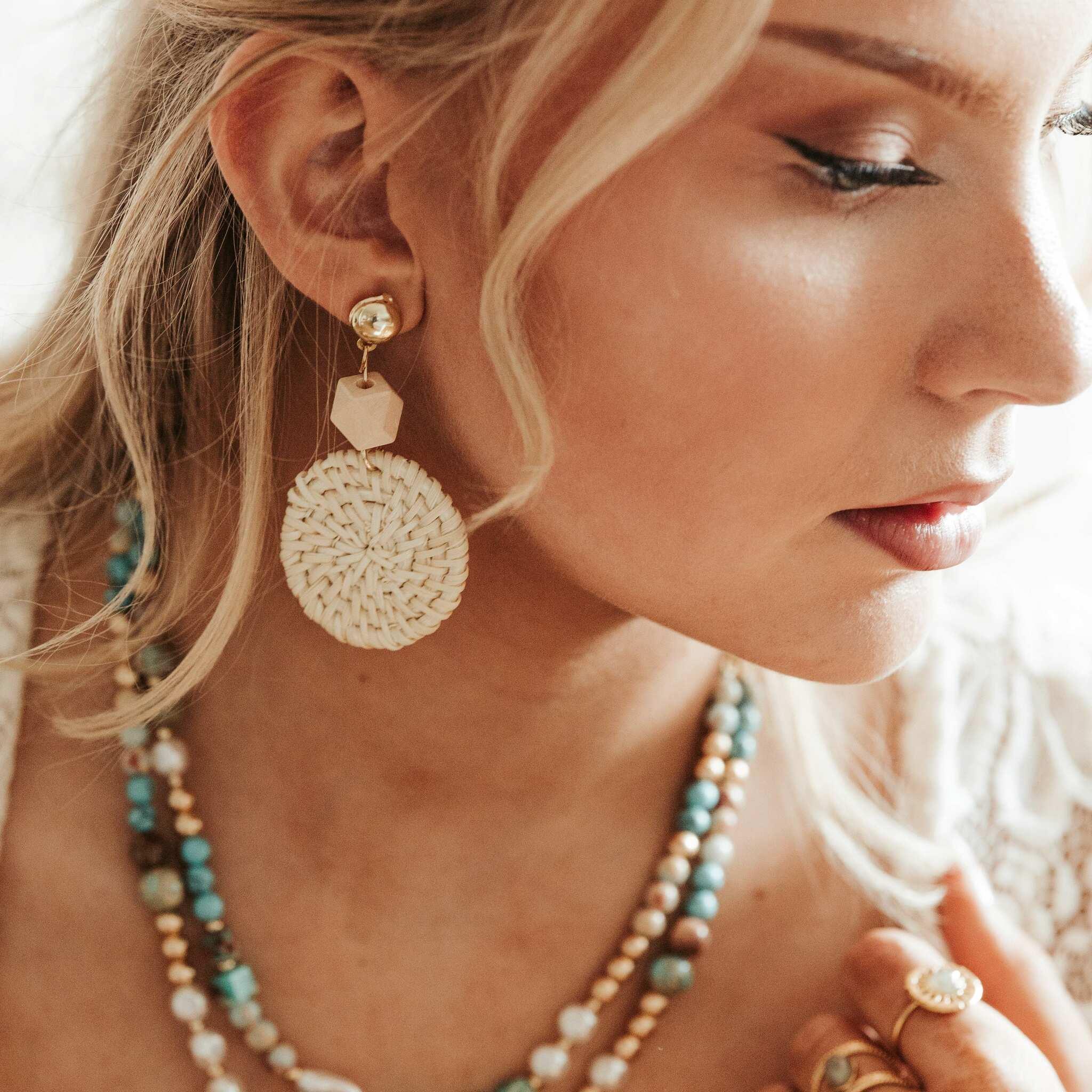 FRENCH RIVIERA|Ophelia -vaaleat rottinkikorvakorut