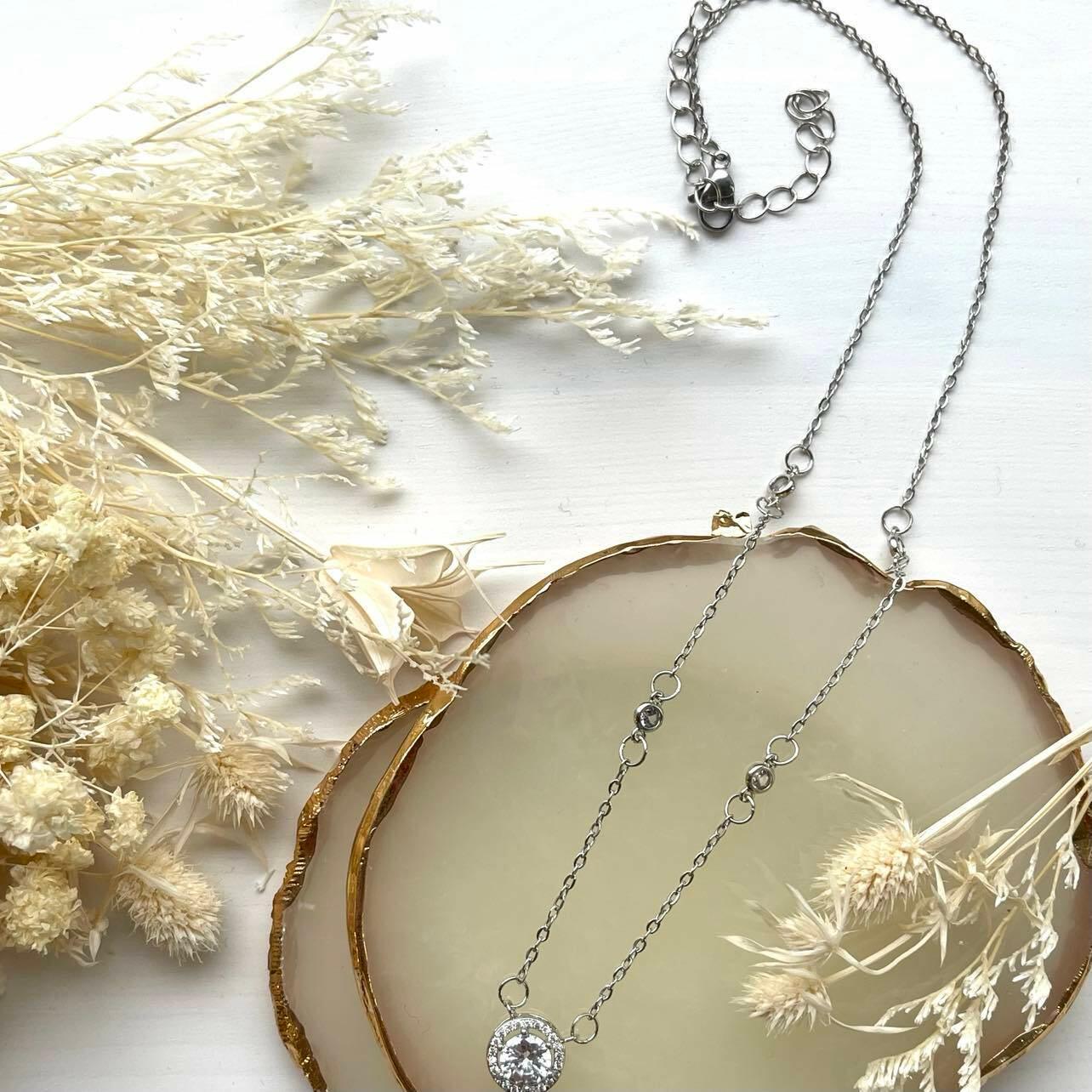 FRENCH RIVIERA|Rochelle Necklace -hopeanvärinen kimaltava kaulakoru