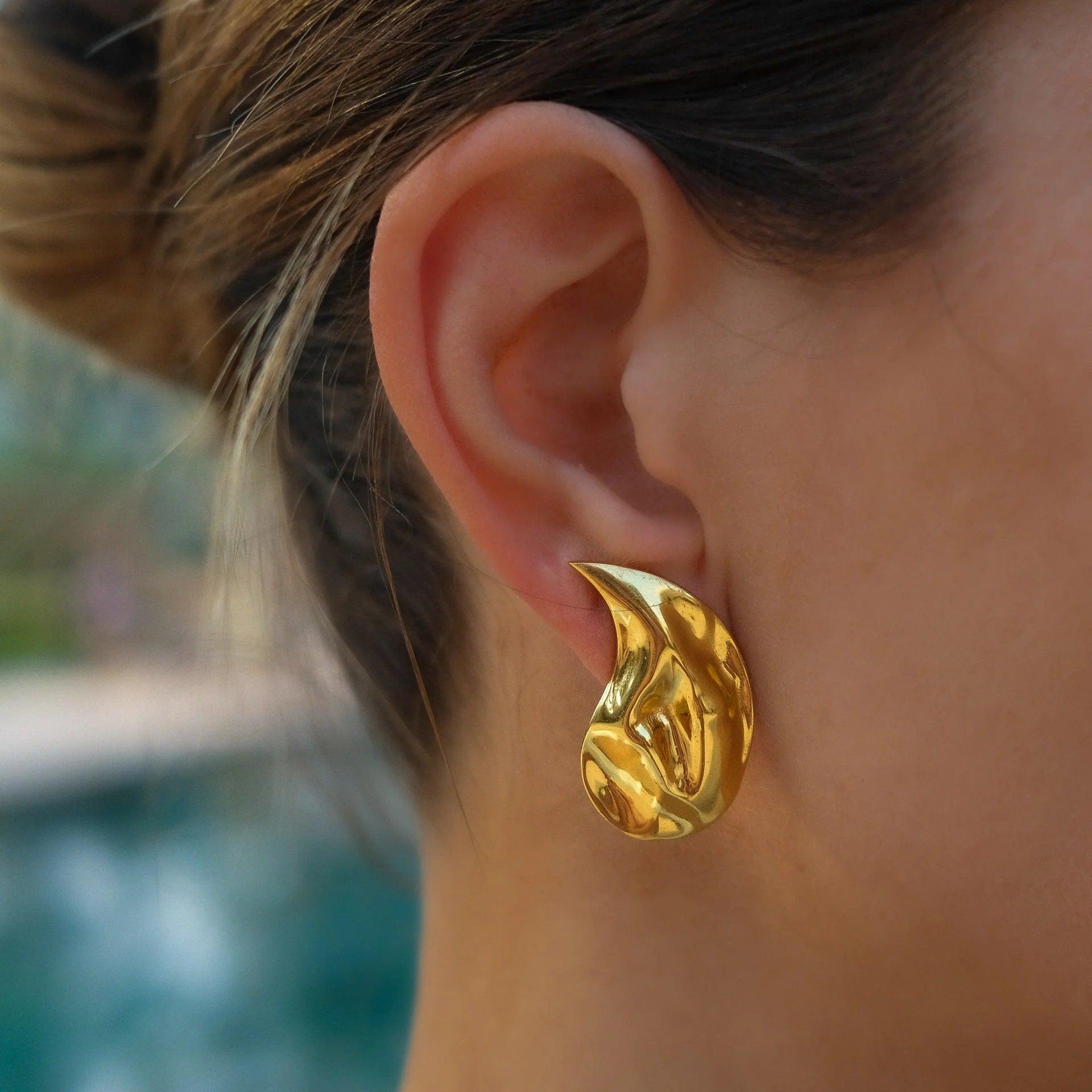 FRENCH RIVIERA|Ava Gold Earrings -kirurginteräsnapit (kaksi kokoa)