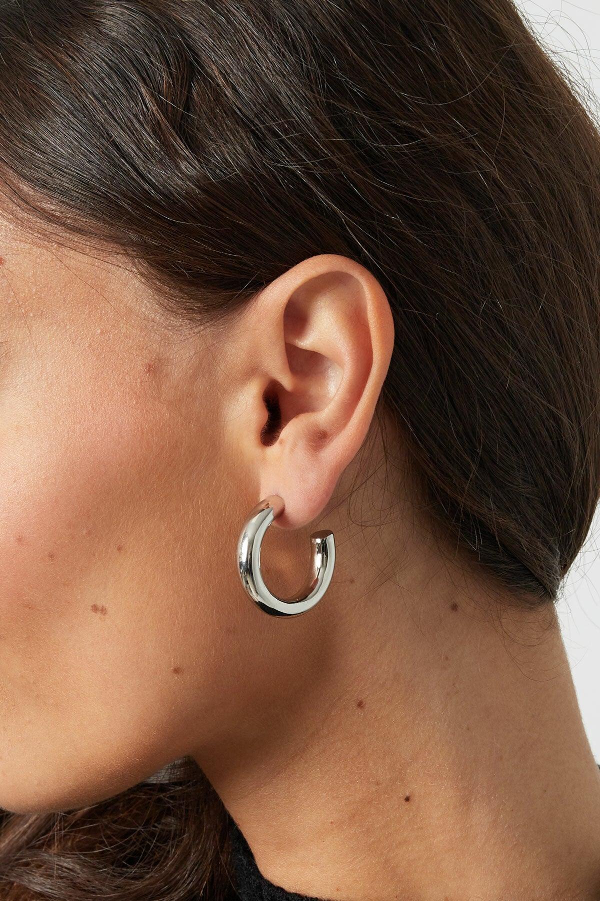 FRENCH RIVIERA|Megan Hoops -kirurginteräksiset renkaat (hopea)