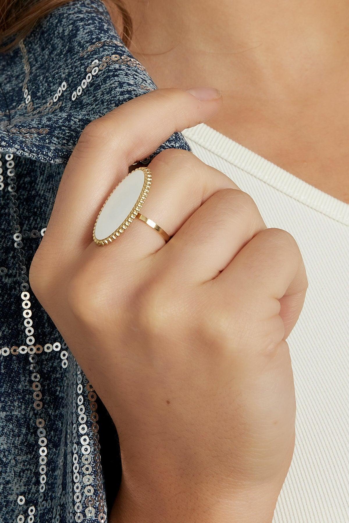 FRENCH RIVIERA | Beata Ring in Gold -kivellinen sormus kirurginterästä