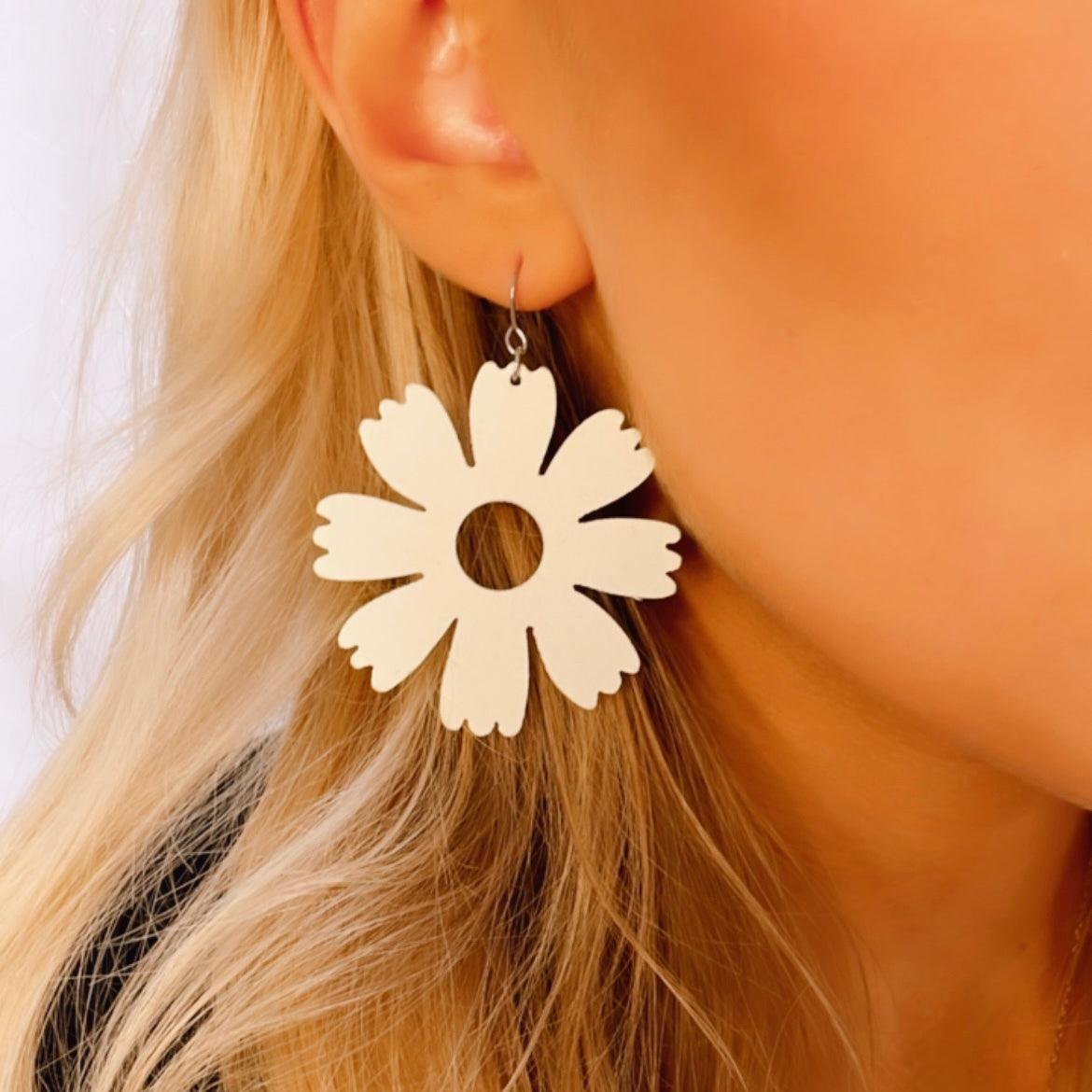 Puukorvakorut, Leinikki -kermanvalkoiset kukkakorvakorut