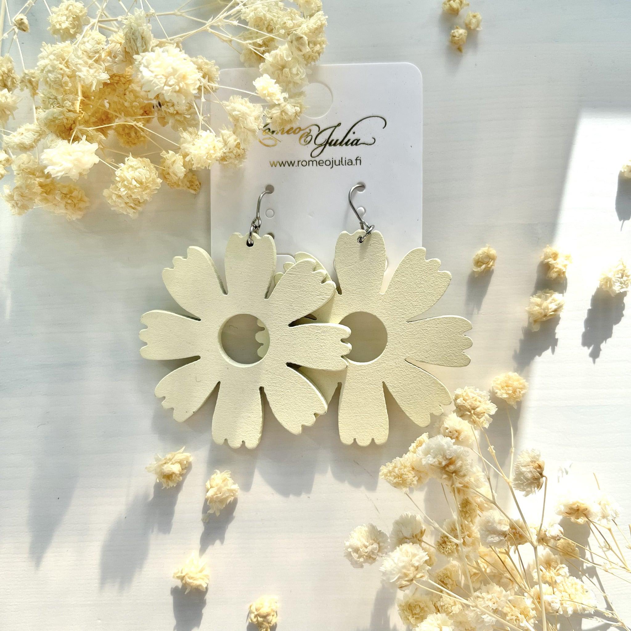 Puukorvakorut, Leinikki -kermanvalkoiset kukkakorvakorut