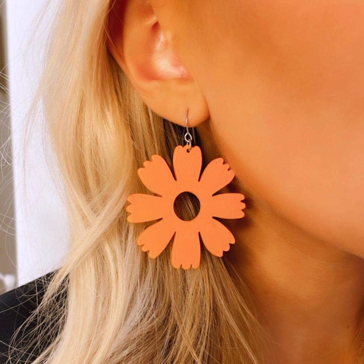 Puukorvakorut, Leinikki -oranssit kukkakorvakorut