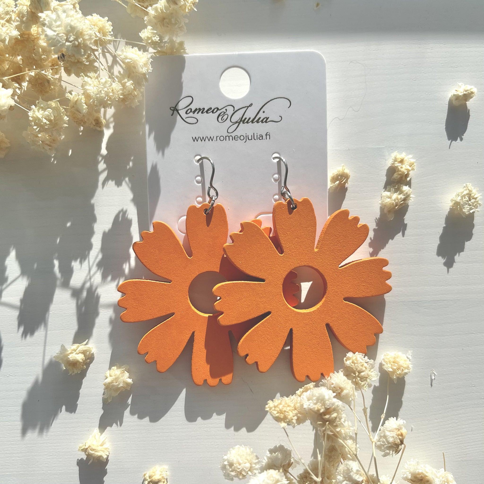 Puukorvakorut, Leinikki -oranssit kukkakorvakorut