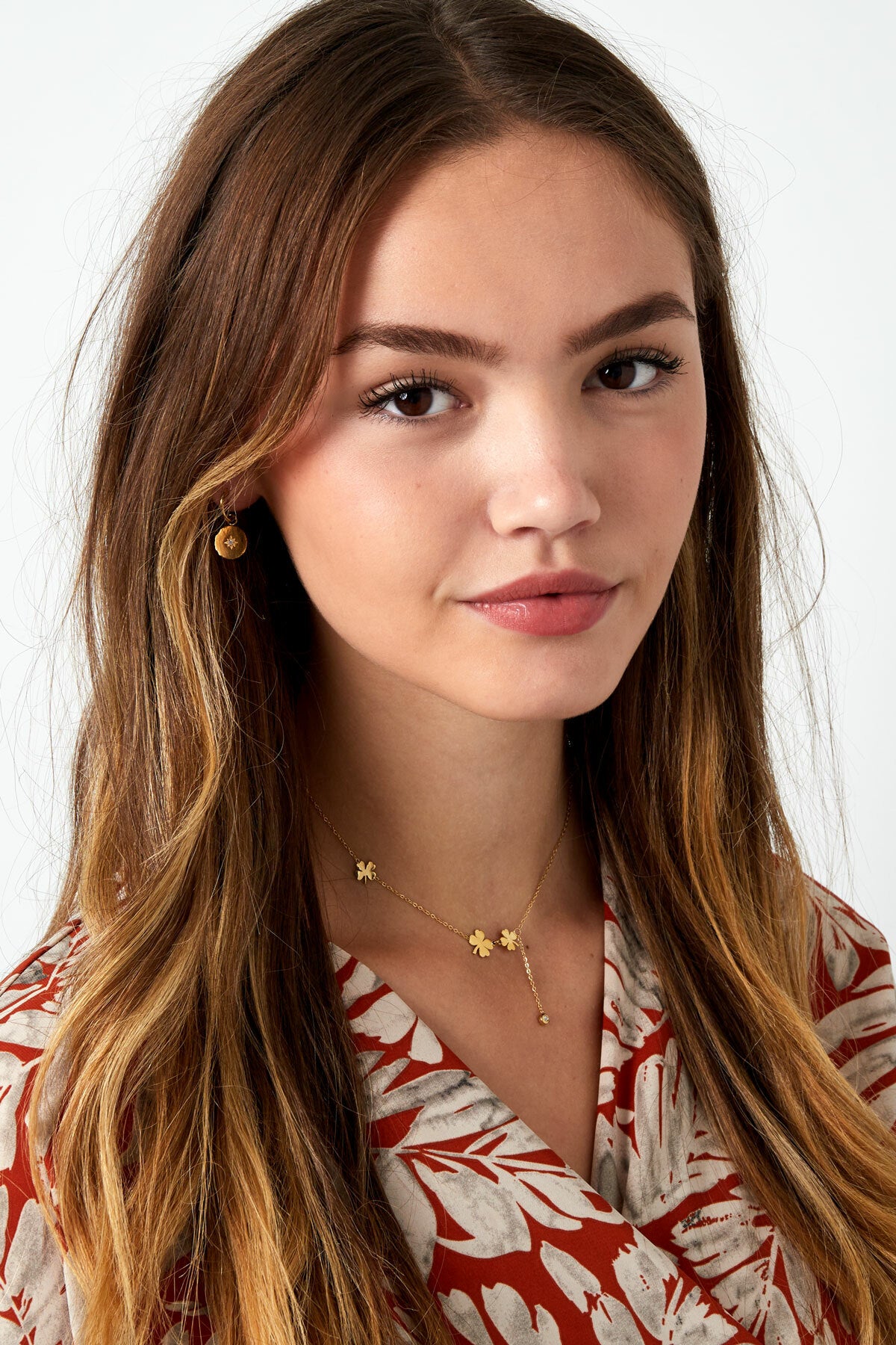 FRENCH RIVIERA | Lucky-kirurginteräskaulakoru apilakoristeella (kulta)