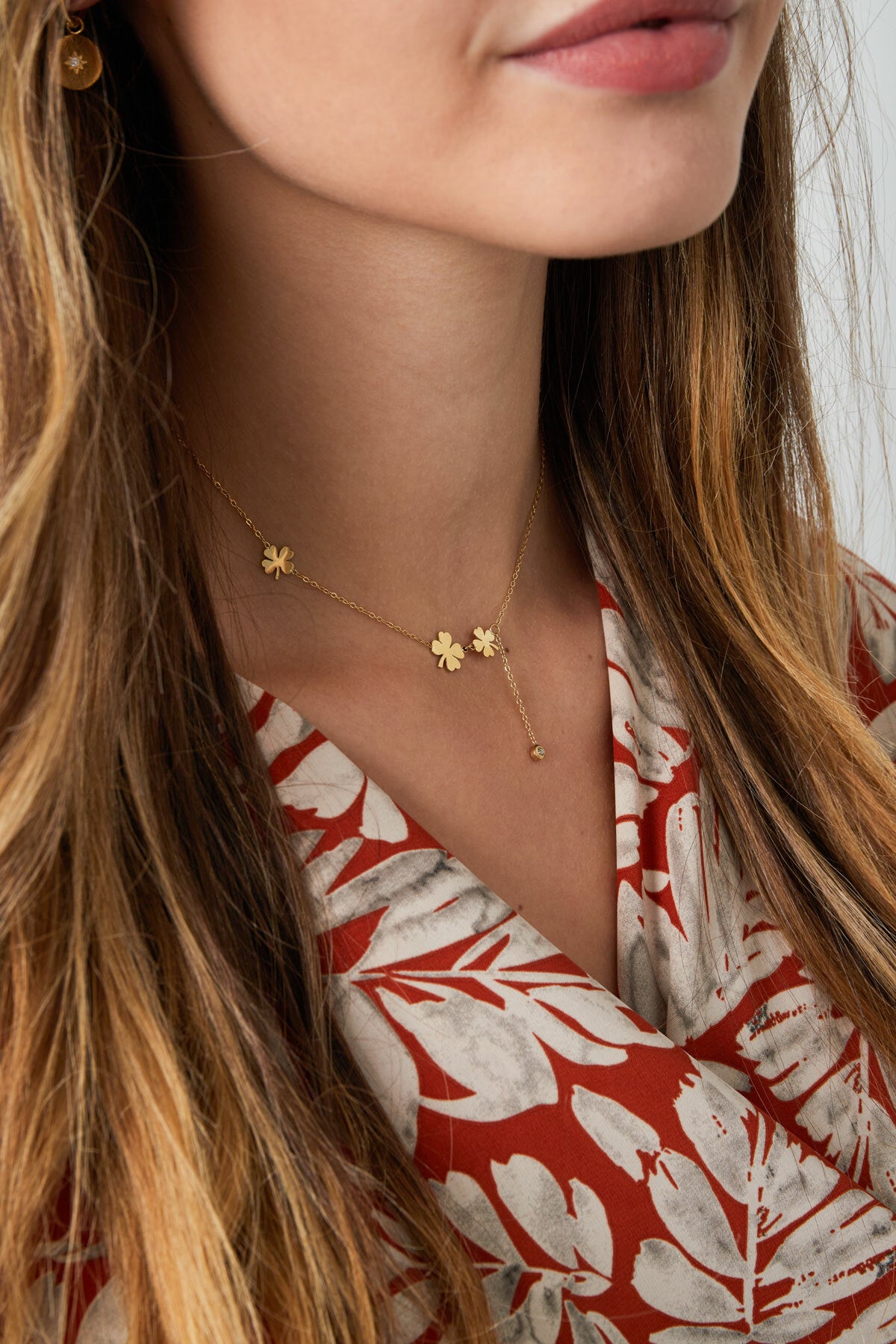 FRENCH RIVIERA | Lucky-kirurginteräskaulakoru apilakoristeella (kulta)