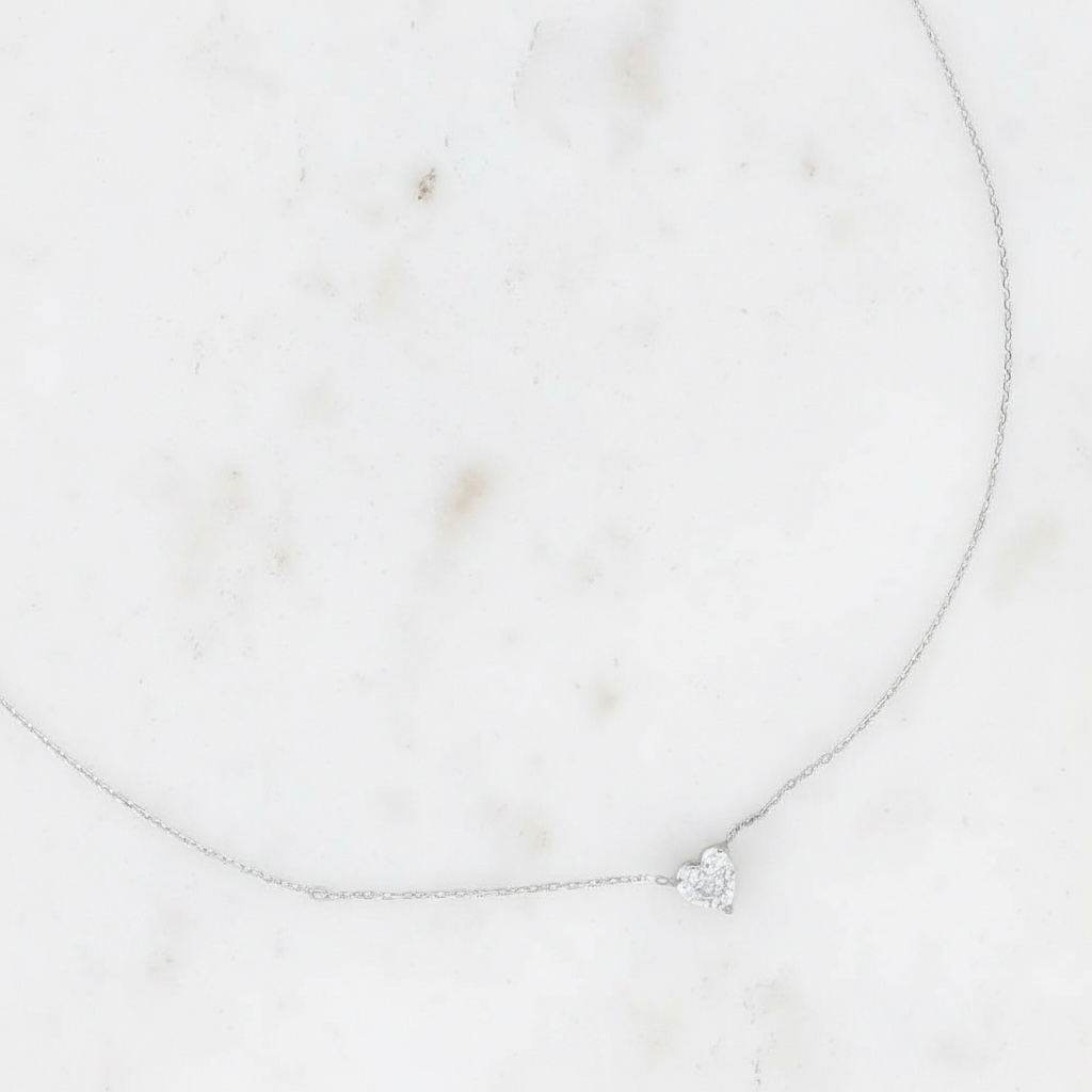 Belle Coeur – siro hopeansävyinen sydänkaulakoru kirkkaalla kristallilla.