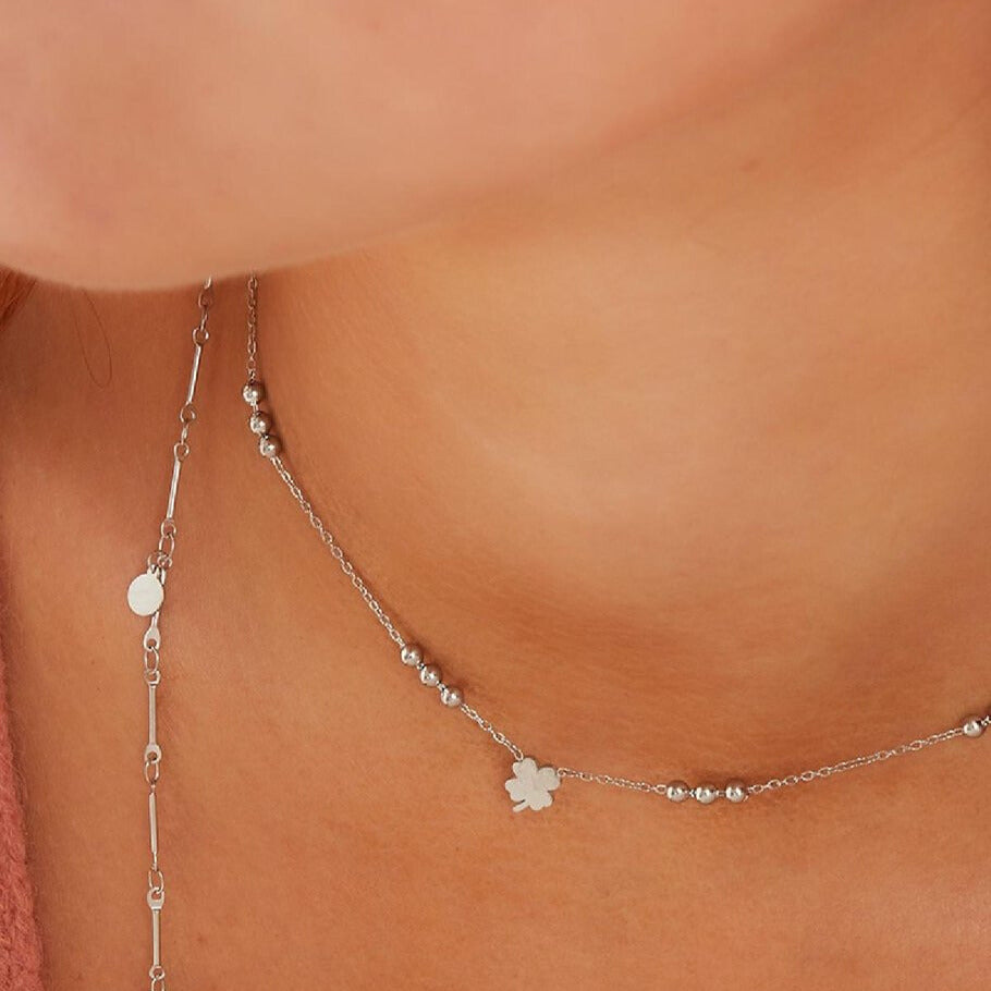French Riviera | Clover Light– onnenapila kirurginteräskaulakoru (hopea)