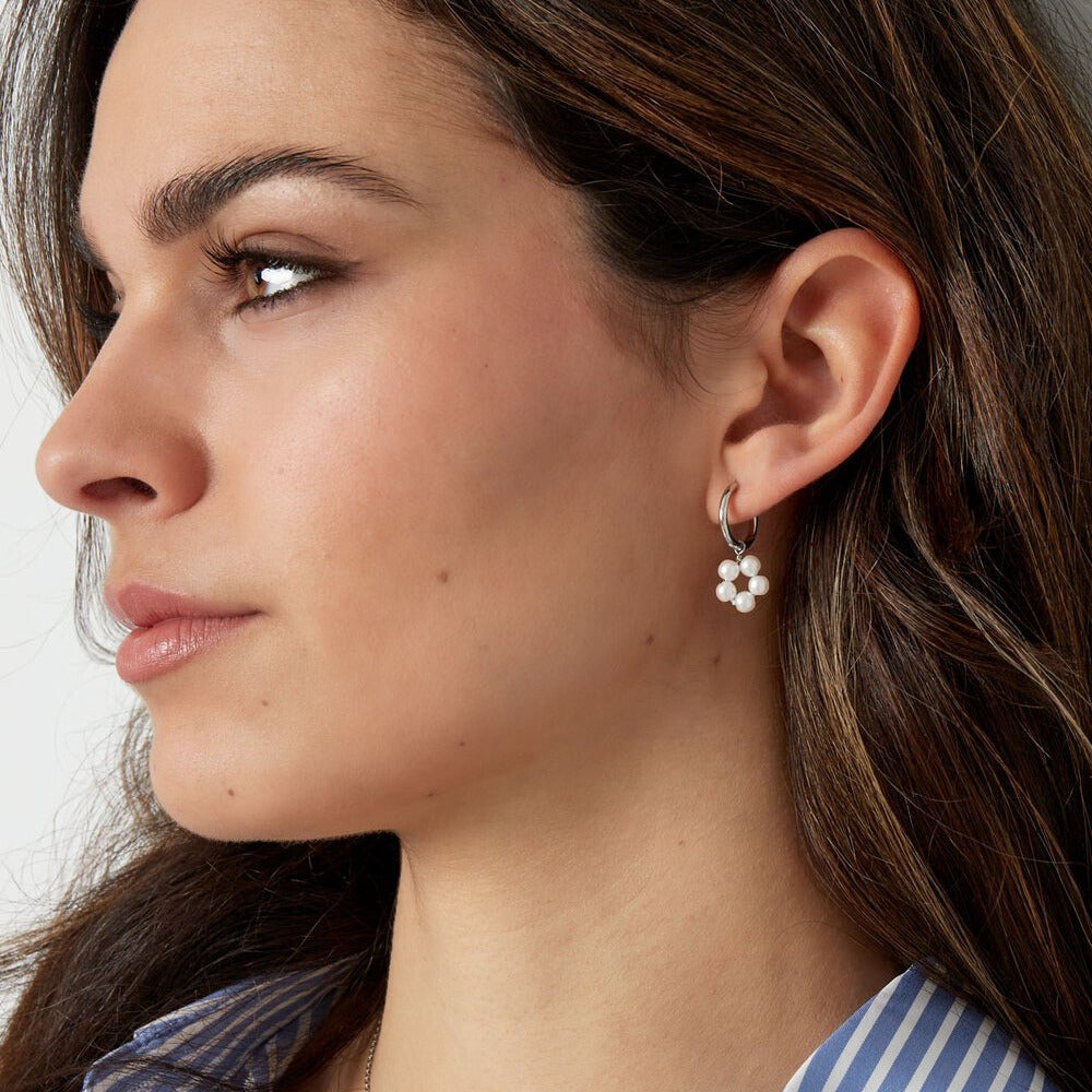 FRENCH RIVIERA | Pearl Blossom – helmikukkakorvakorut (hopea)