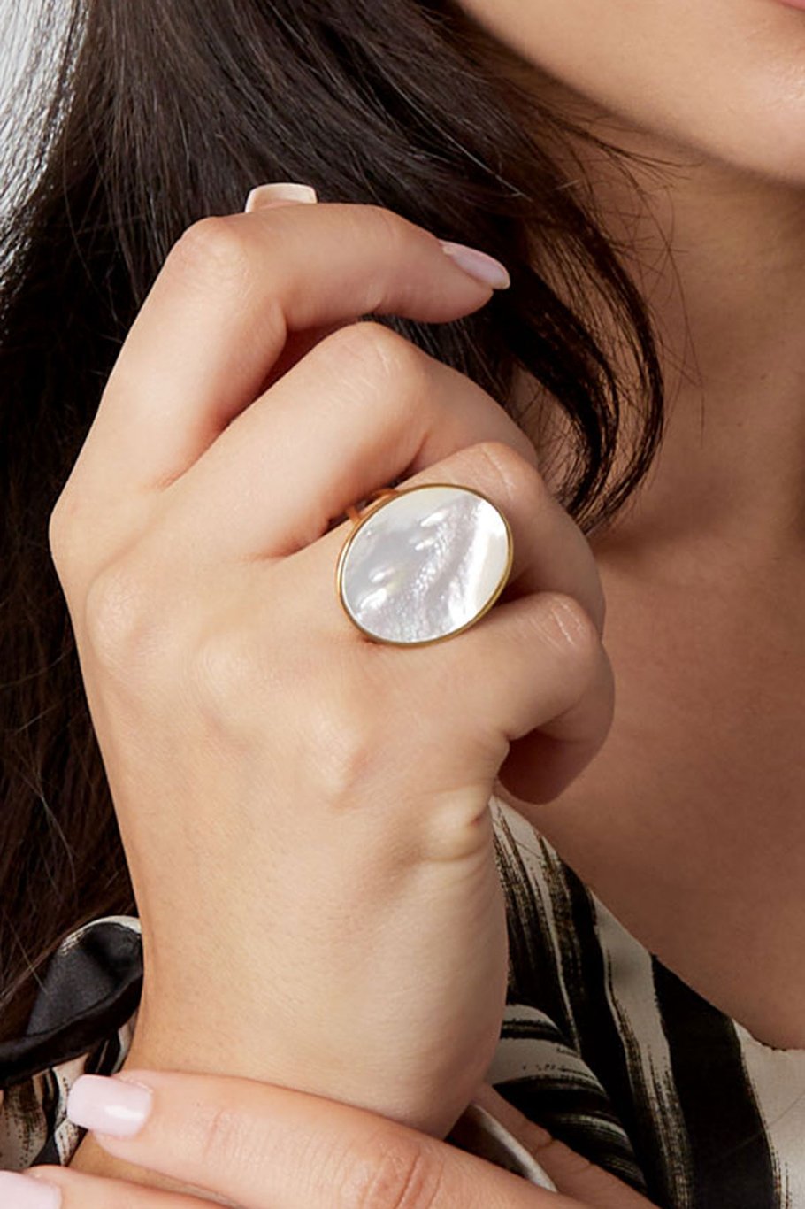 FRENCH RIVIERA | Lumi – helmiäissormus kirurginteräksestä