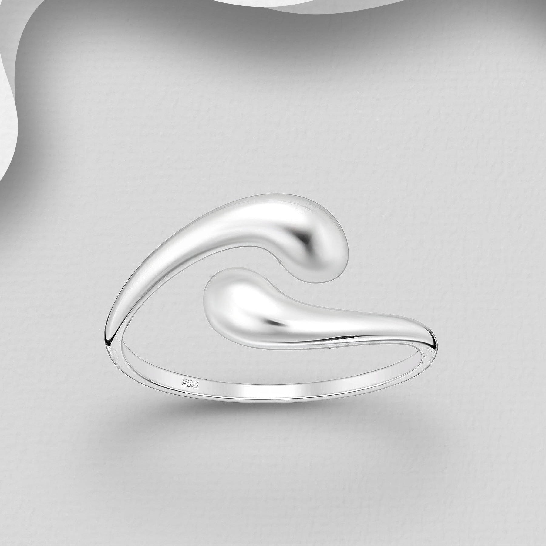 Moderni sterlinghopeasormus, avoin ja selkeä malli.