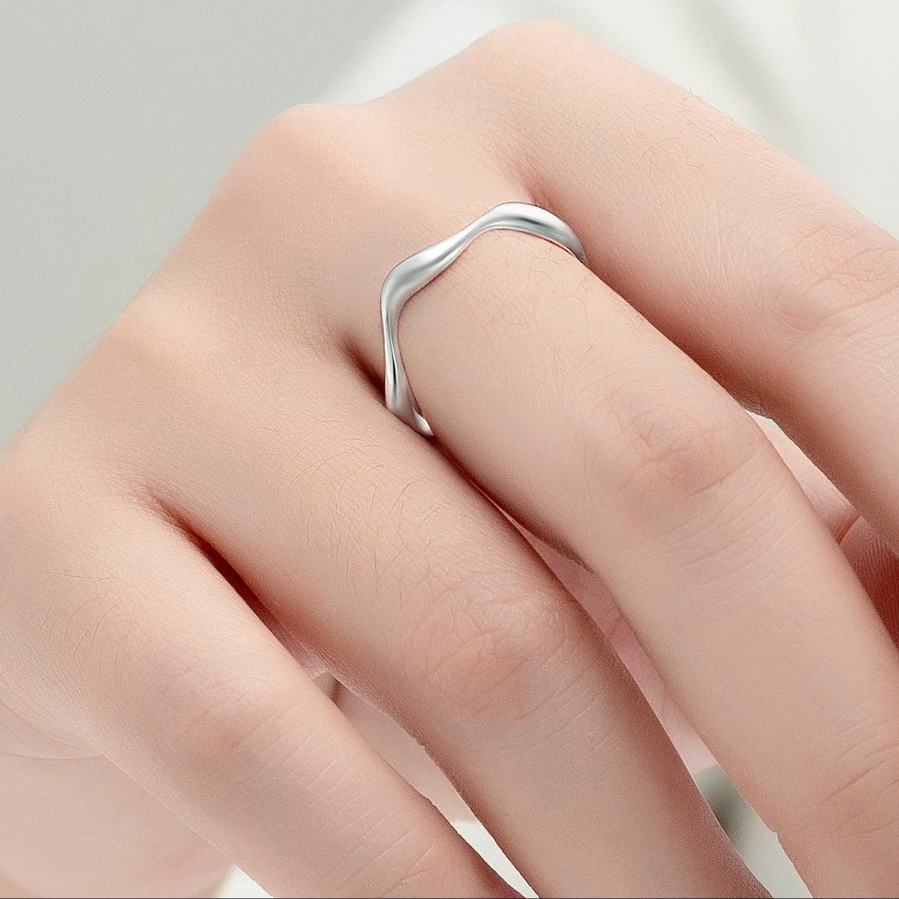 Mariselle-aaltosormus 925 hopeaa, orgaaninen ja moderni muotoilu.