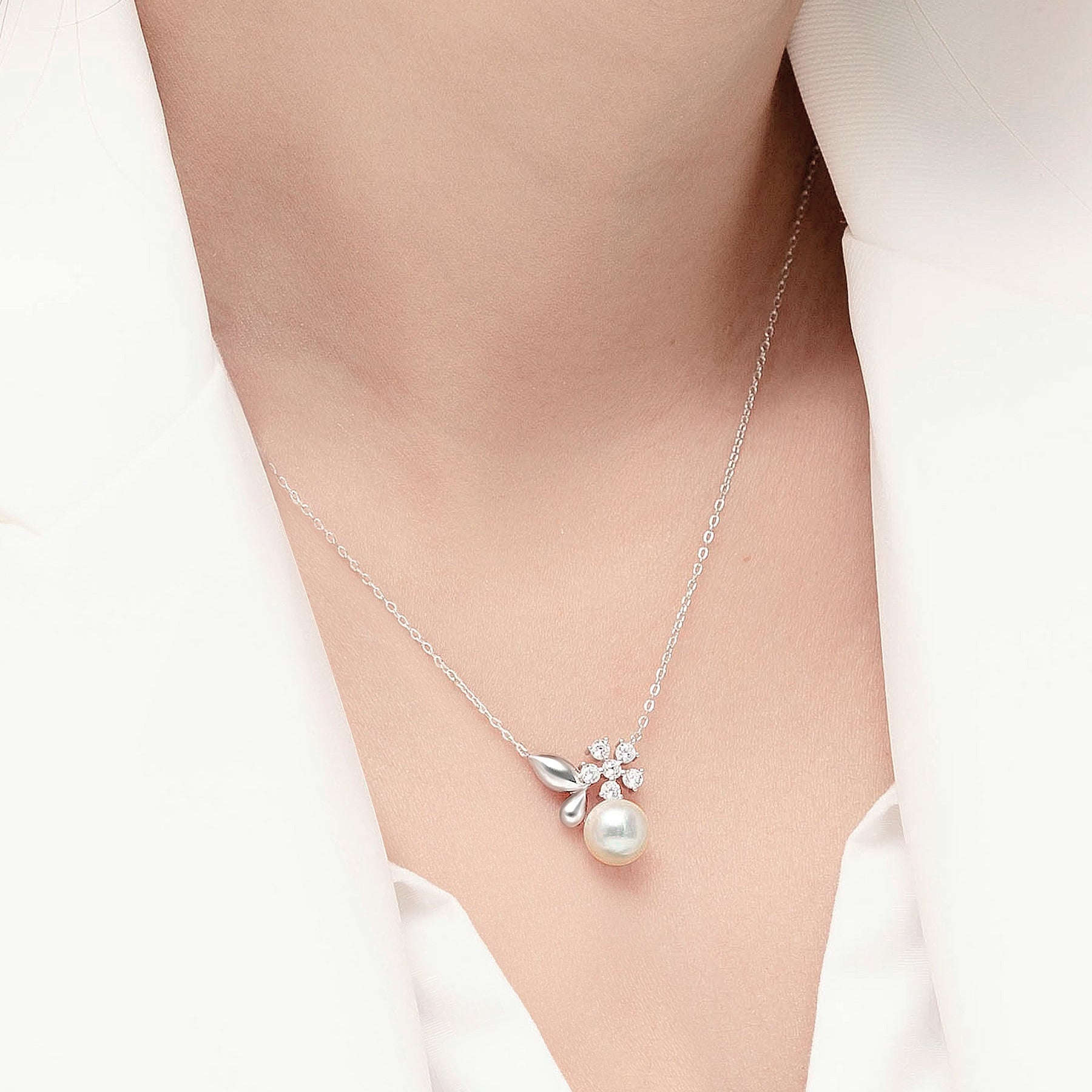 Rhodium-pinnoitettu sterlinghopeinen kukkakaulakoru – Helmi Linnea.