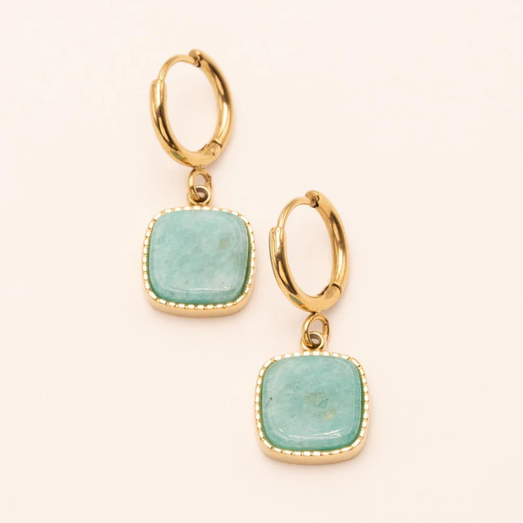 Kultaiset rengaskorvakorut vihreällä amatsoniittiriipuksella