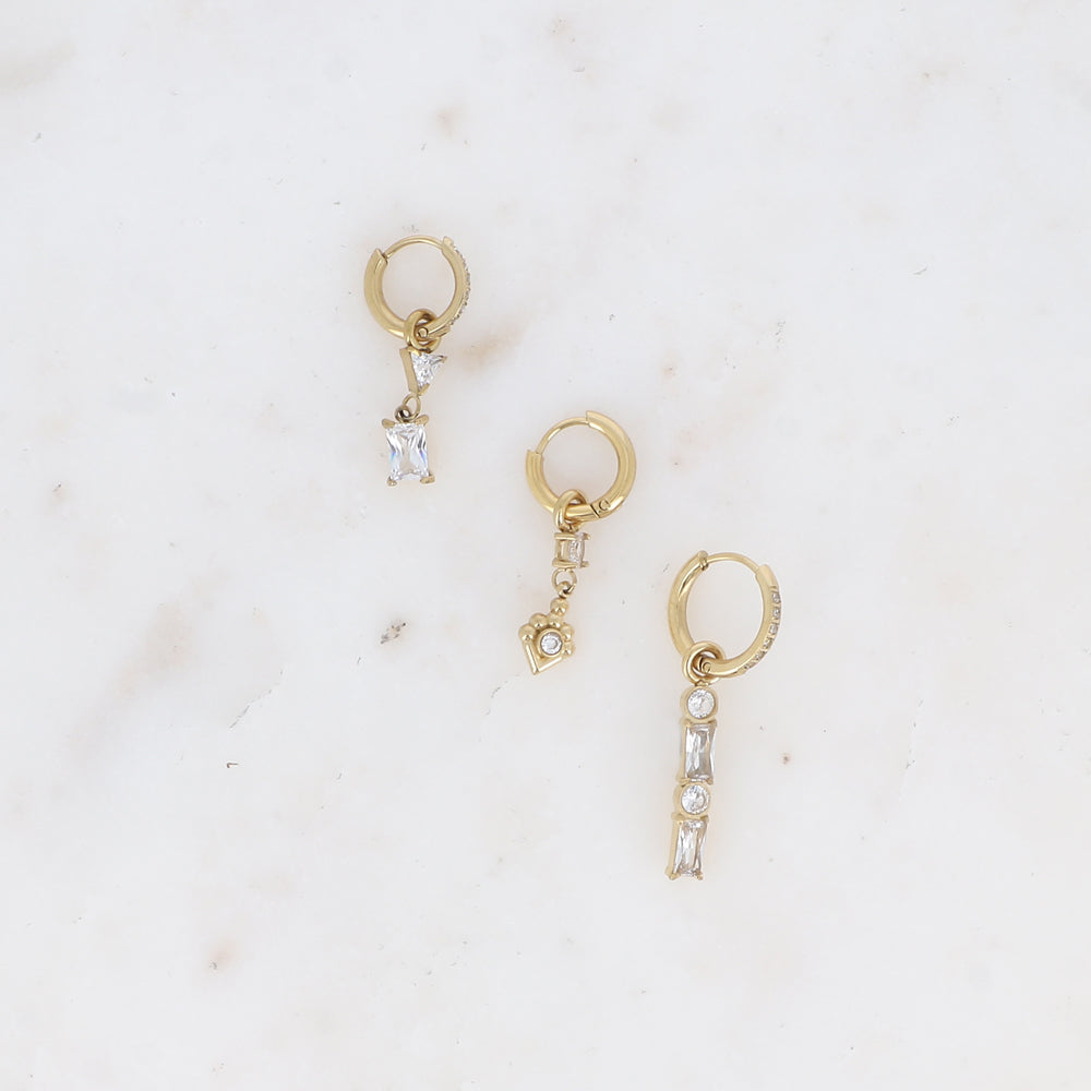 Kullanvärinen Aline-korvakorusetti, kolme geometrista riipusmuotoa.