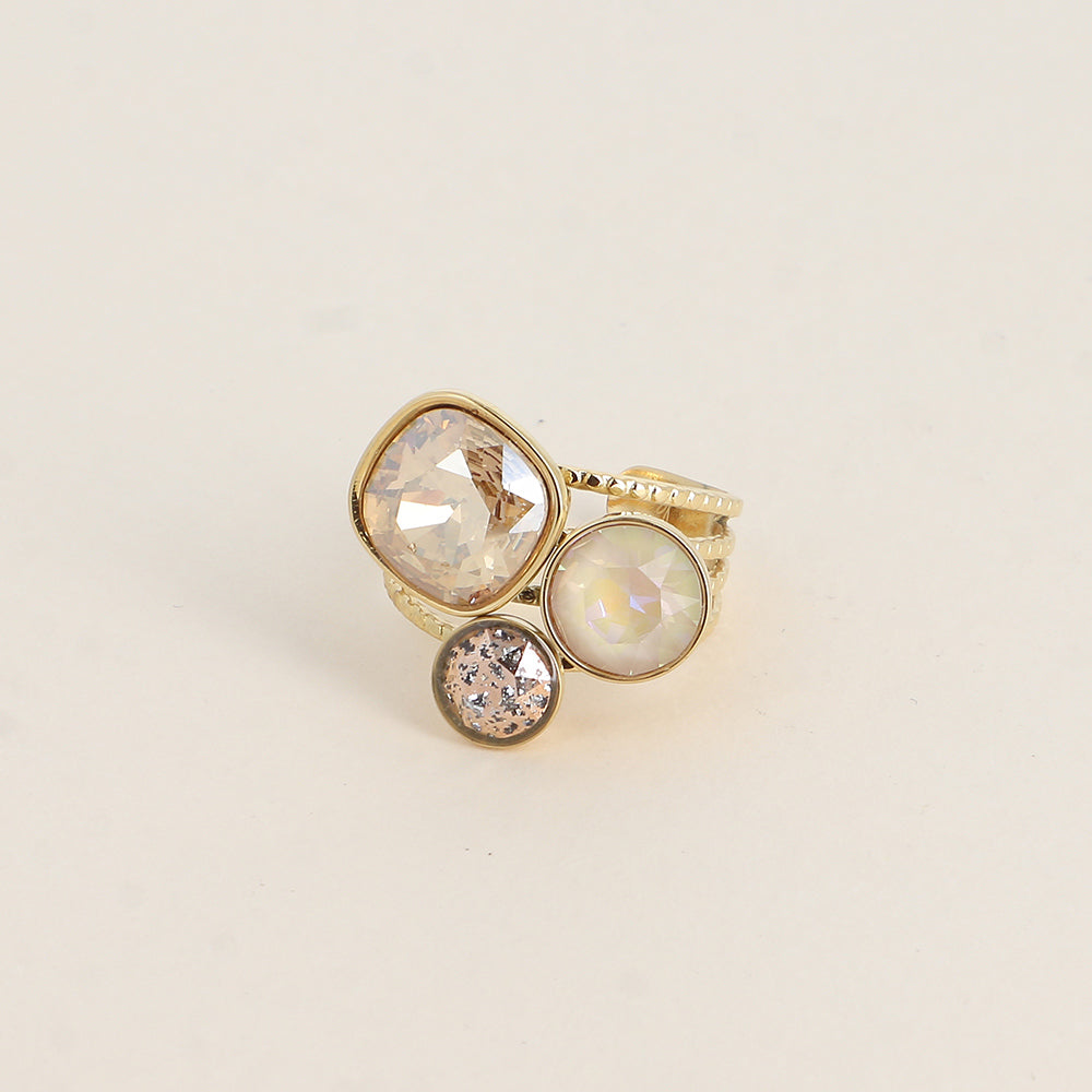 Bohm Paris säädettävä kristallisormus samppanjan sävyisillä kristalleilla.