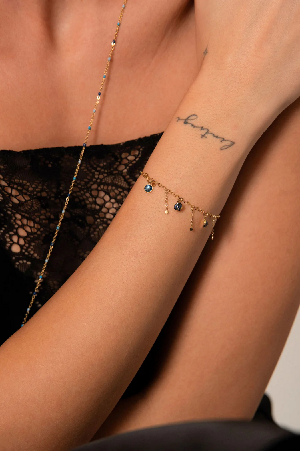 Bohm Paris Lupin -rannekoru kullanvärisenä, mallin kädessä.