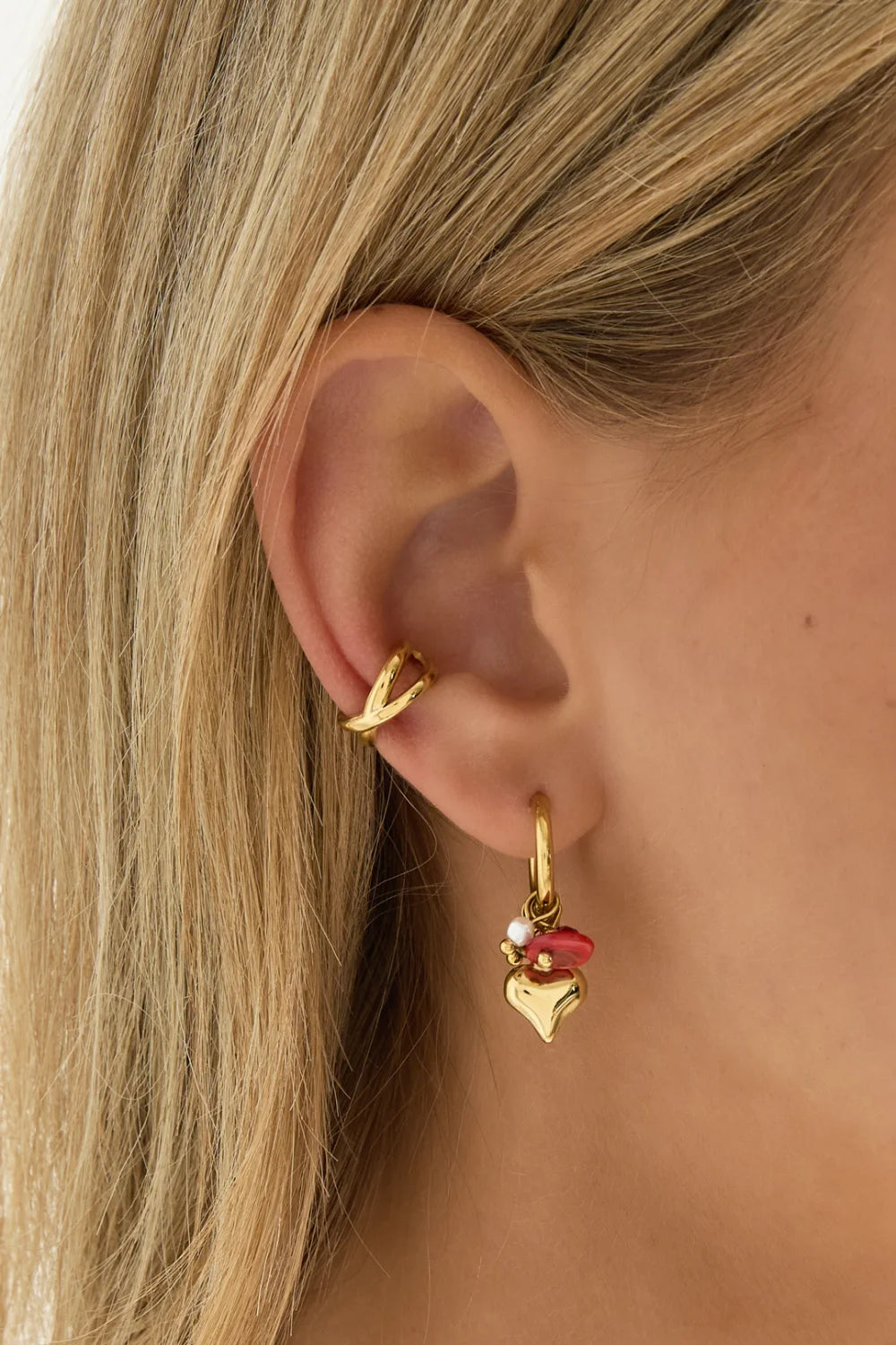 Linea ear cuff ilman korvareikää, säädettävä kullanvärinen kirurginteräskoru, jossa kerroksittain kaartuvat linjat.