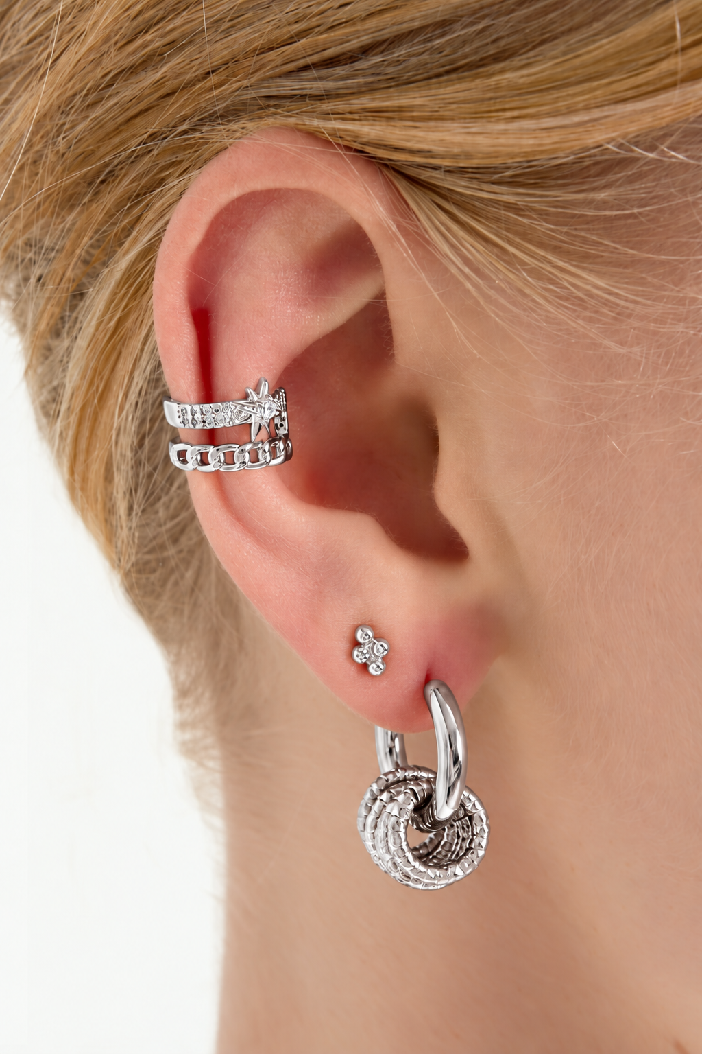 Stellar Chain -ear cuff, säädettävä hopeanvärinen korvakoru ilman korvareikää, koristeltu kirkkailla CZ-kivillä.