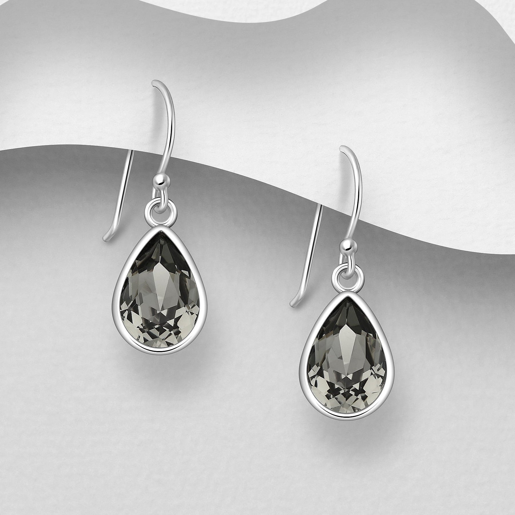 Sirot pisarahopeakorvakorut savuisen harmaalla kristallilla ja koukkukiinnityksellä.