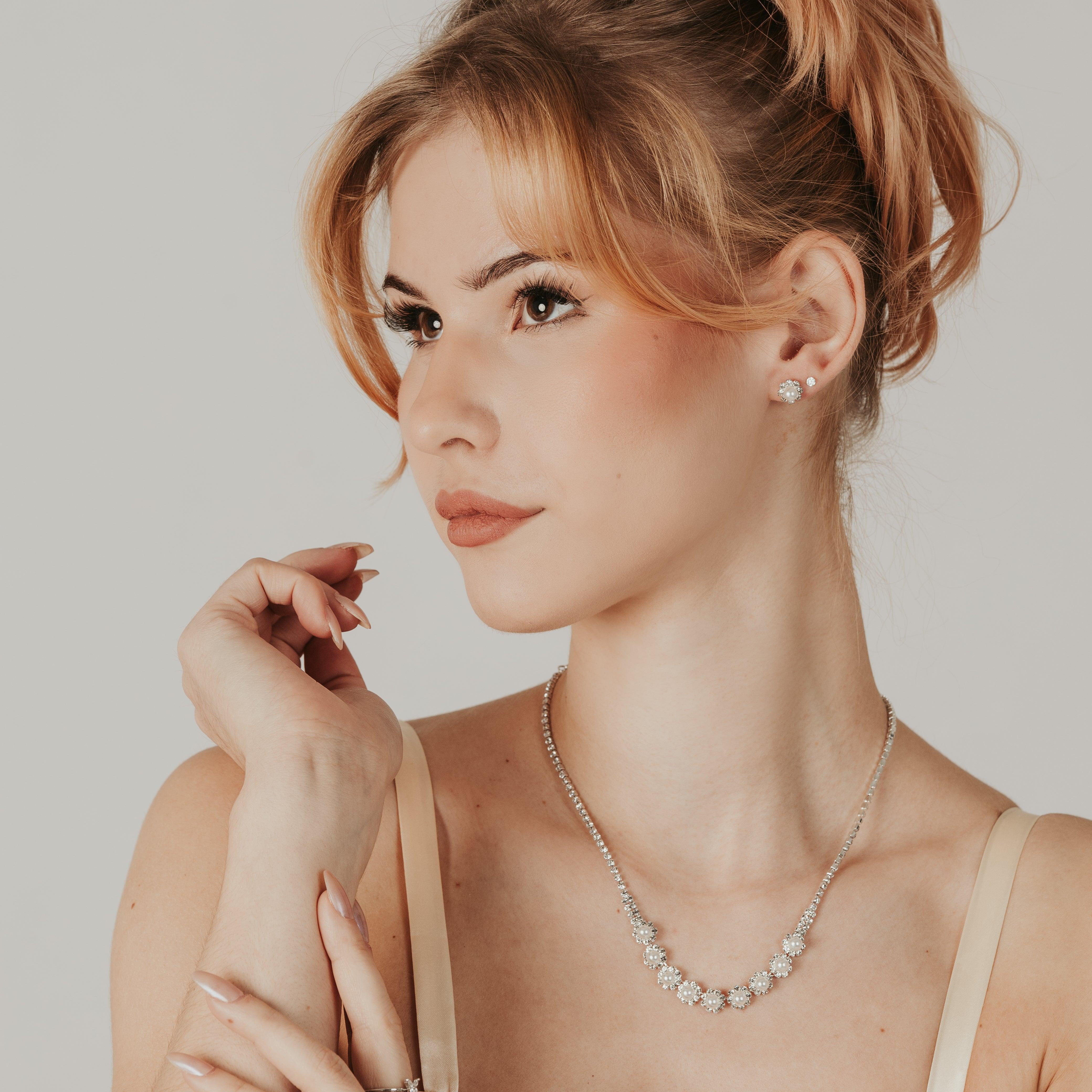 Viviana juhlakorusetti – helmikaulakoru ja helmikorvakorut strasseilla.