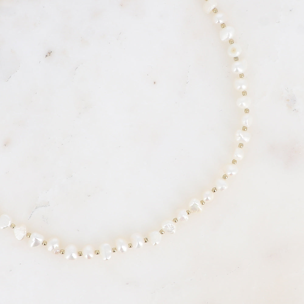 Kullanvärinen makeanvedenhelmi kaulakoru lähikuvassa