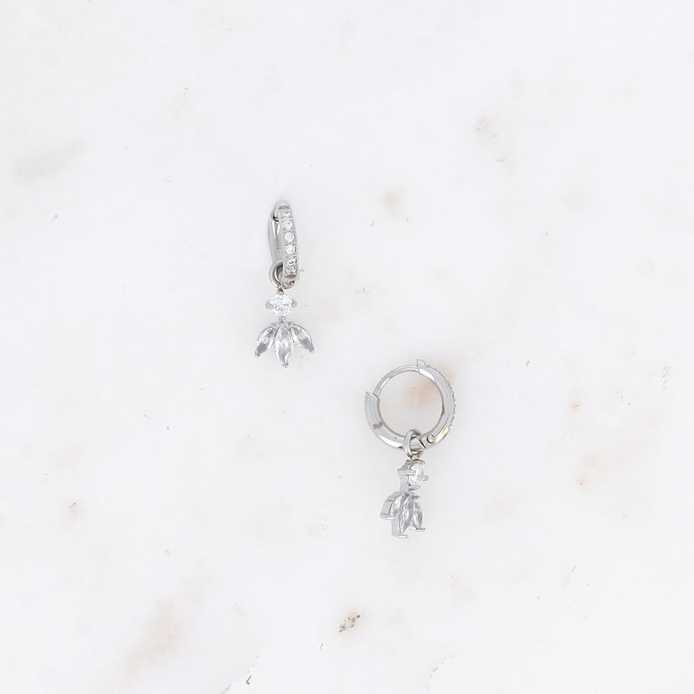 Pienet hopeiset korvakorut lehtiriipuksella ja kirkkailla kivillä