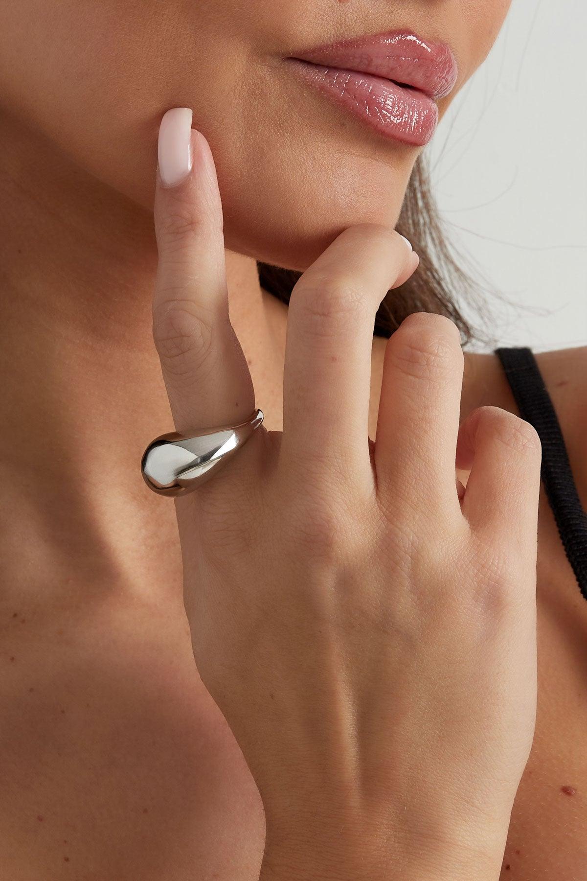 FRENCH RIVIERA | Teardrop Ring -kivetön sormus kirurginterästä (hopea)
