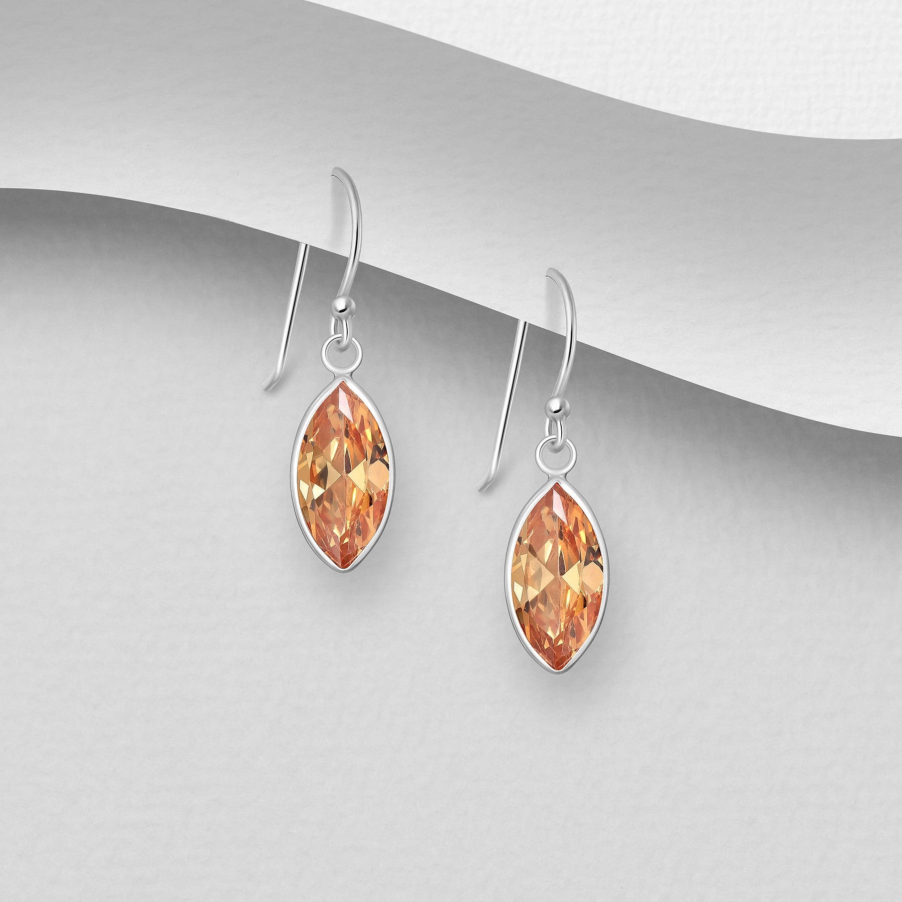 Sirot roikkuvat hopeakorvakorut shampanjanvärisellä kristallilla, kevyt ja elegantti malli.