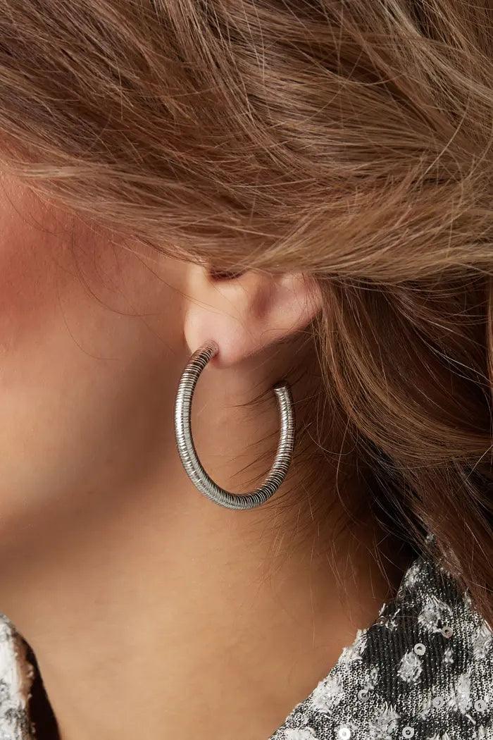 FRENCH RIVIERA | May -kuvioidut hopeanväriset kirurginteräsrenkaat