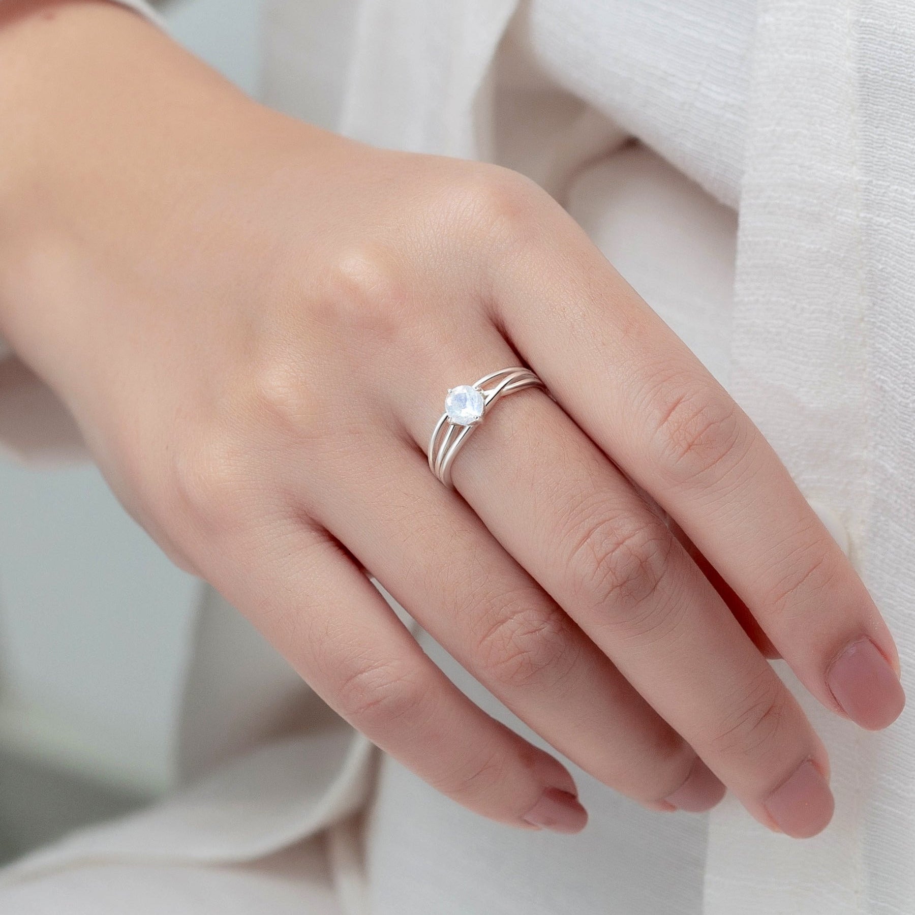 PREMIUM COLLECTION Lumielle -siro hopeasormus kuukivellä.