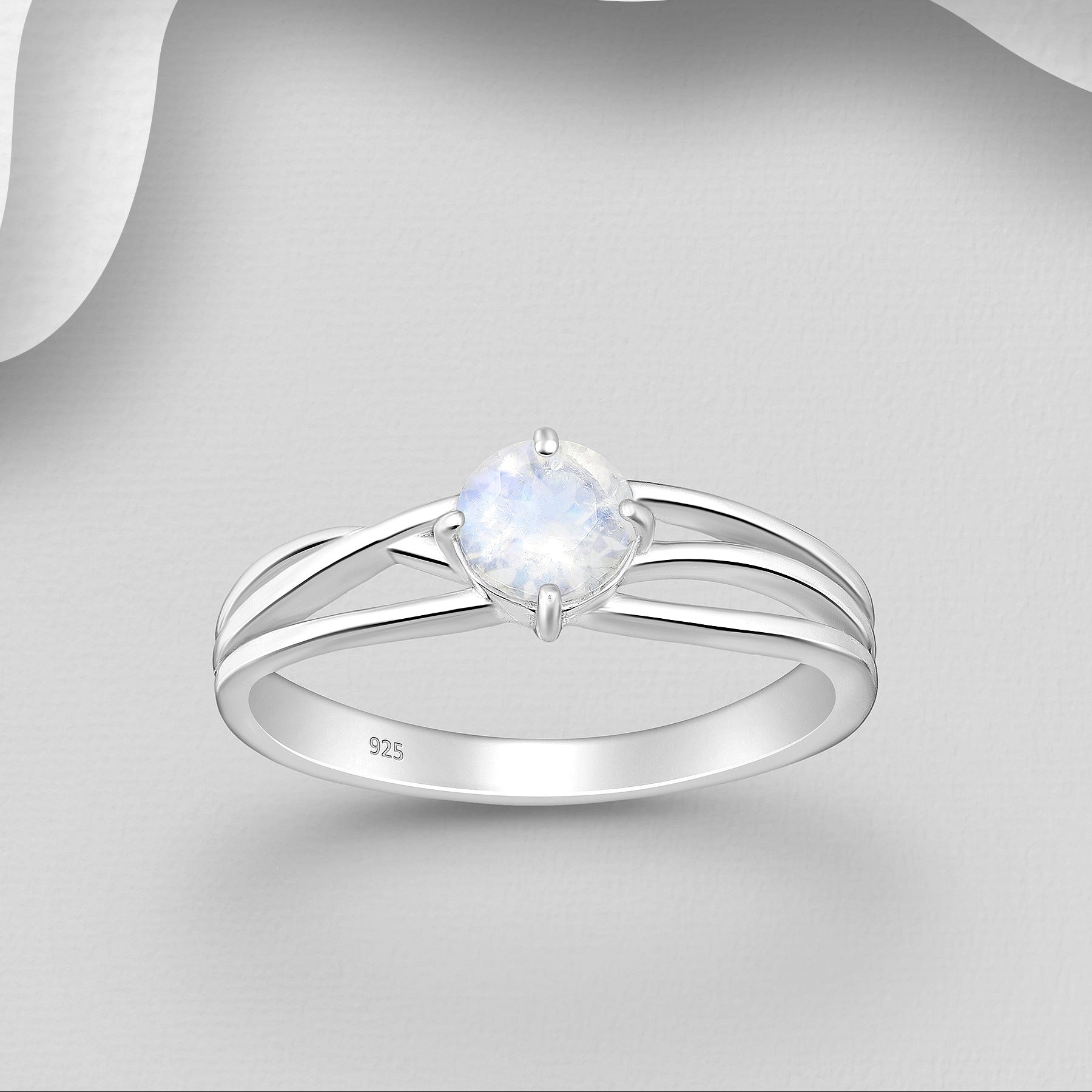 Eteerinen ja herkkä hopeinen kuukivisormus.