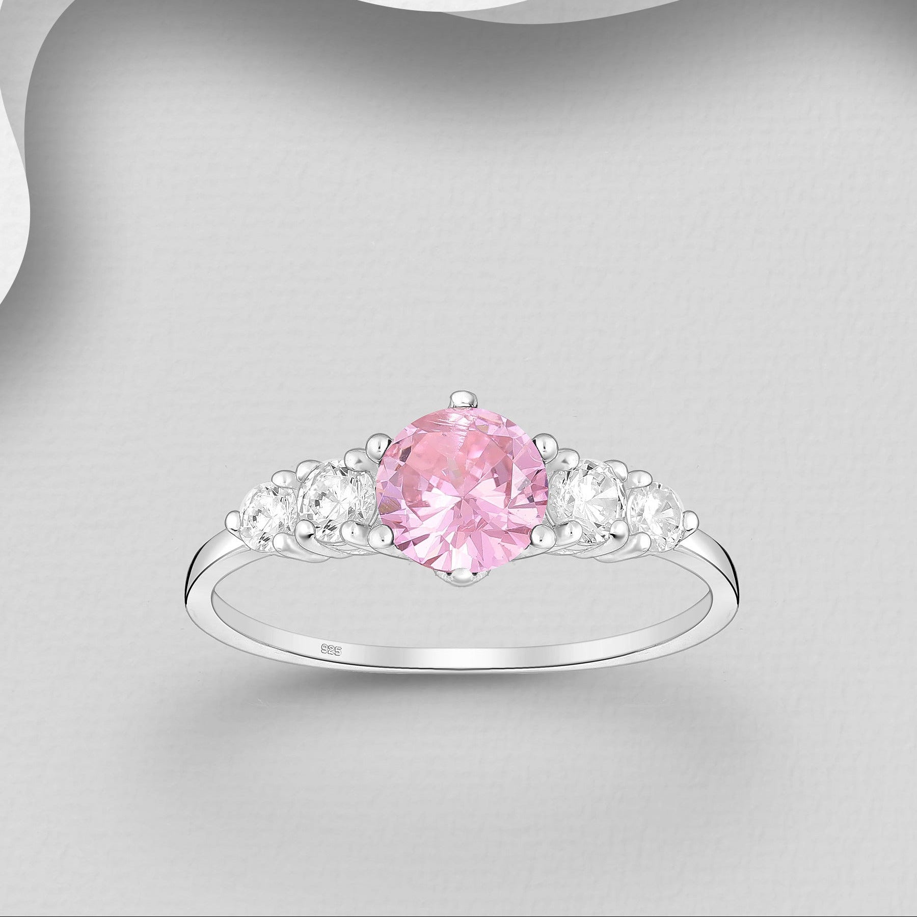 Siro sterlinghopeasormus vaaleanpunaisella keskikivellä ja kimaltavilla yksityiskohdilla.