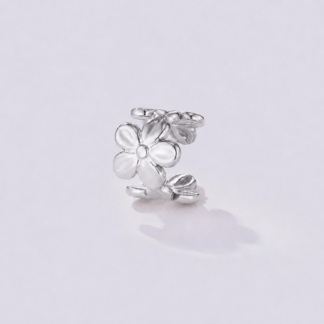 Vedenkestävä kirurginteräksinen ear cuff, hopeanvärinen kukkakoriste korvan reunalle