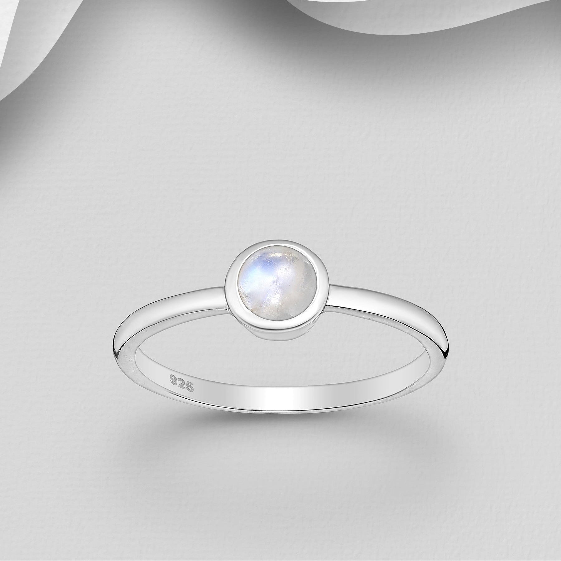 Minimalistinen hopeasormus, jossa luonnollisesti hohtava kuukivi.