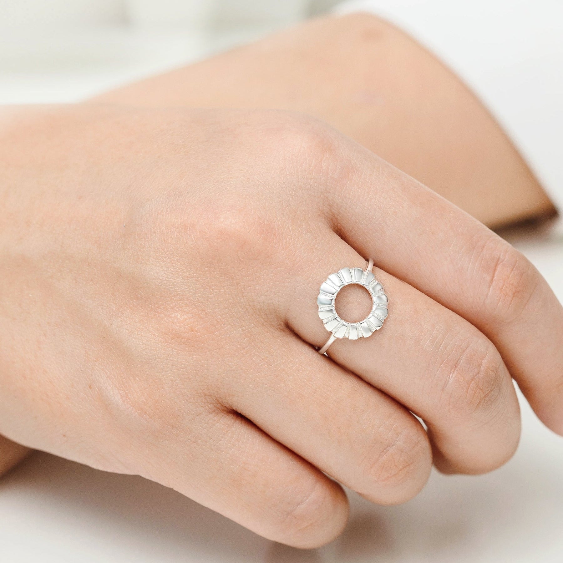 Moderni ja elegantti 925 hopeinen Solenne-sormus ilman kiviä.