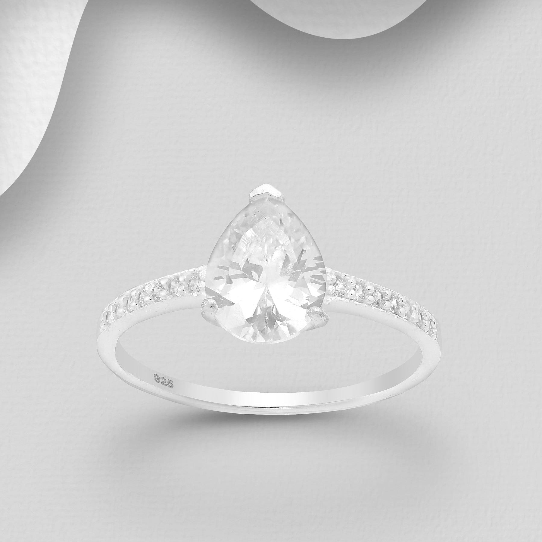 Estelle – elegantti pear cut -sormus pavé-kivillä ja rhodinoidulla hopearungolla.